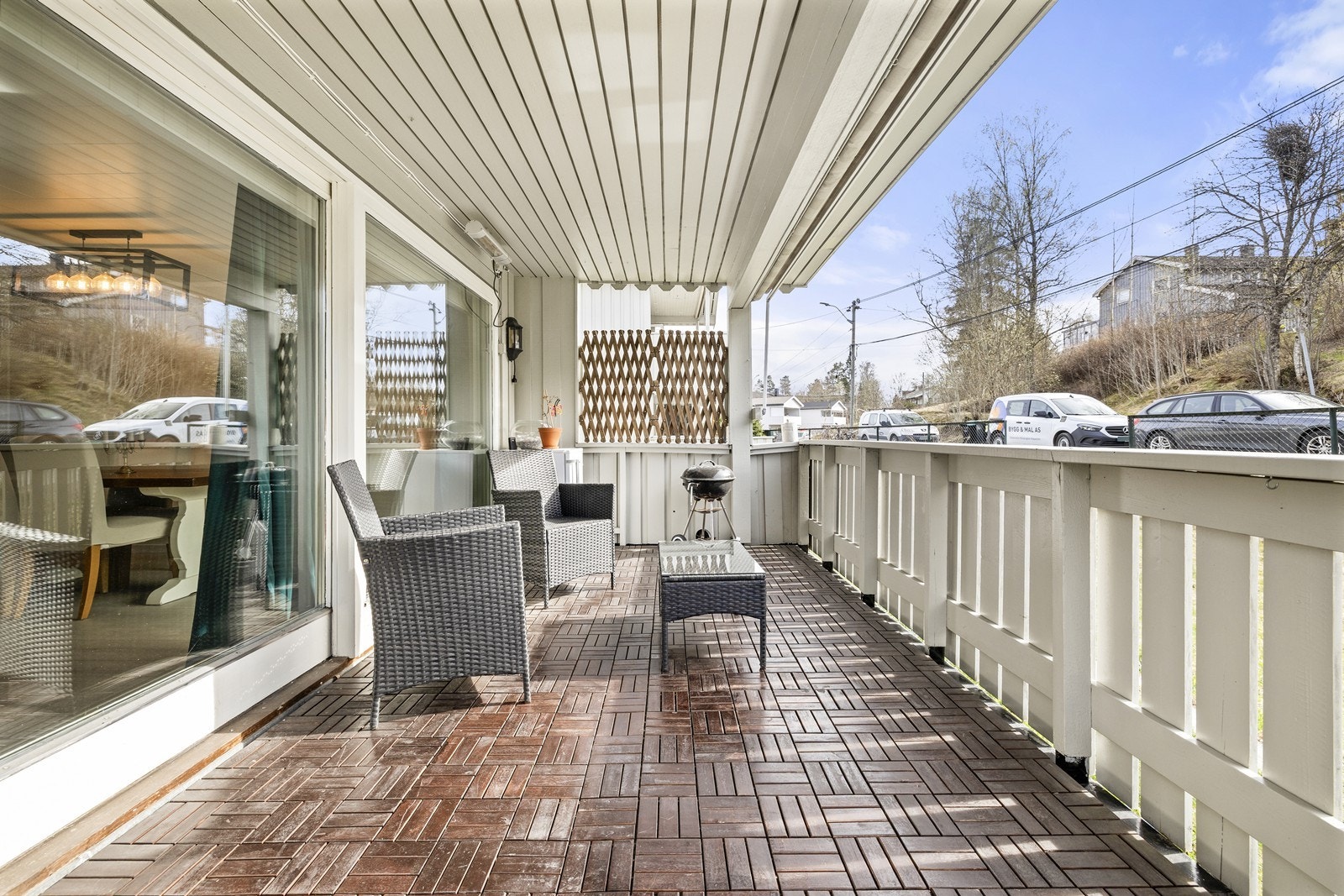 Fra stuen er det direkte utgang til en romslig terrasse på 14 m². Her er det god plass til en sittegruppe. Galleribilde