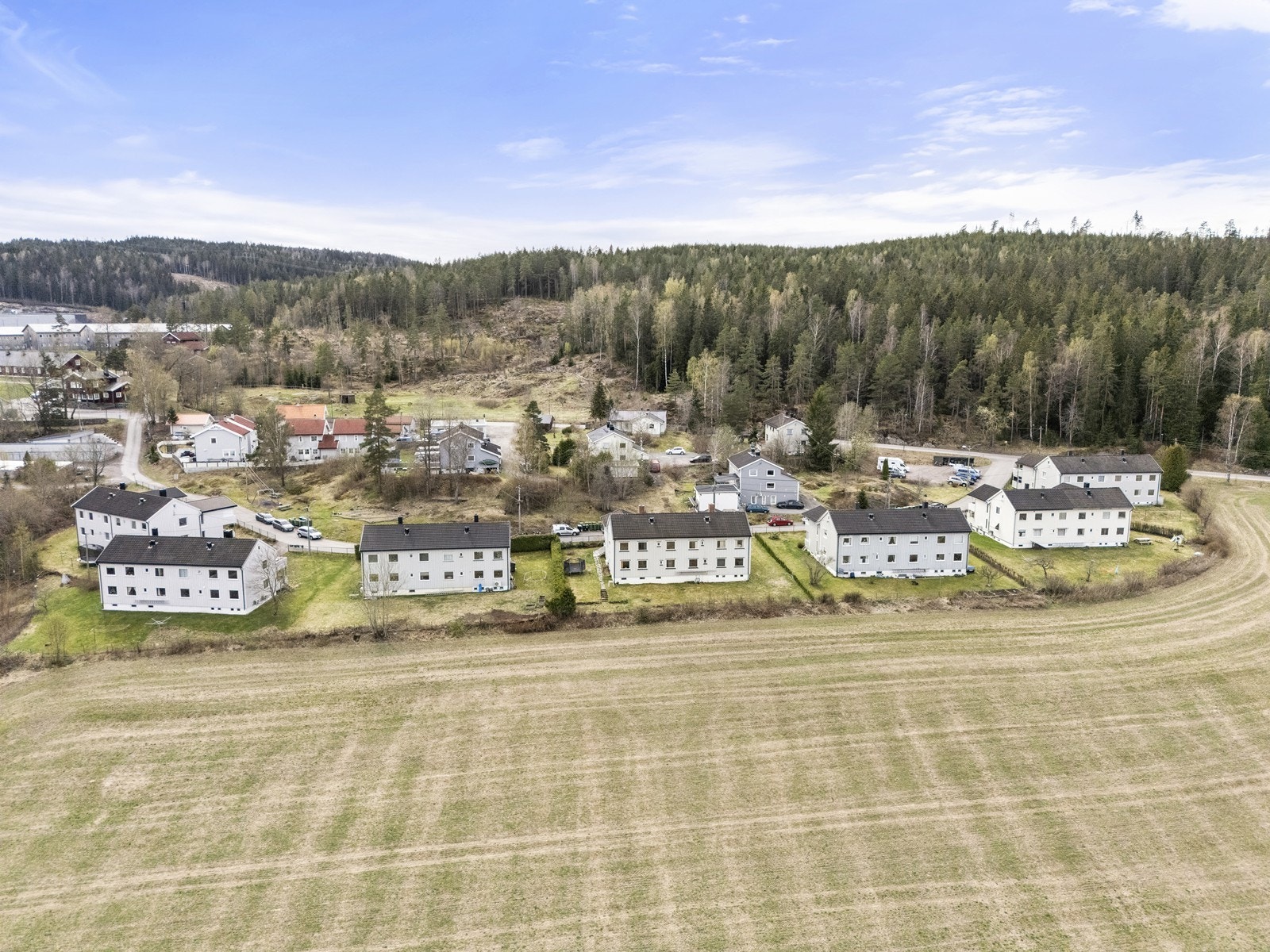 Området består hovedsakelig av småhus- og leilighetsbebyggelse i et etablert og barnevennlig nabolag. Velkommen til visning! Galleribilde