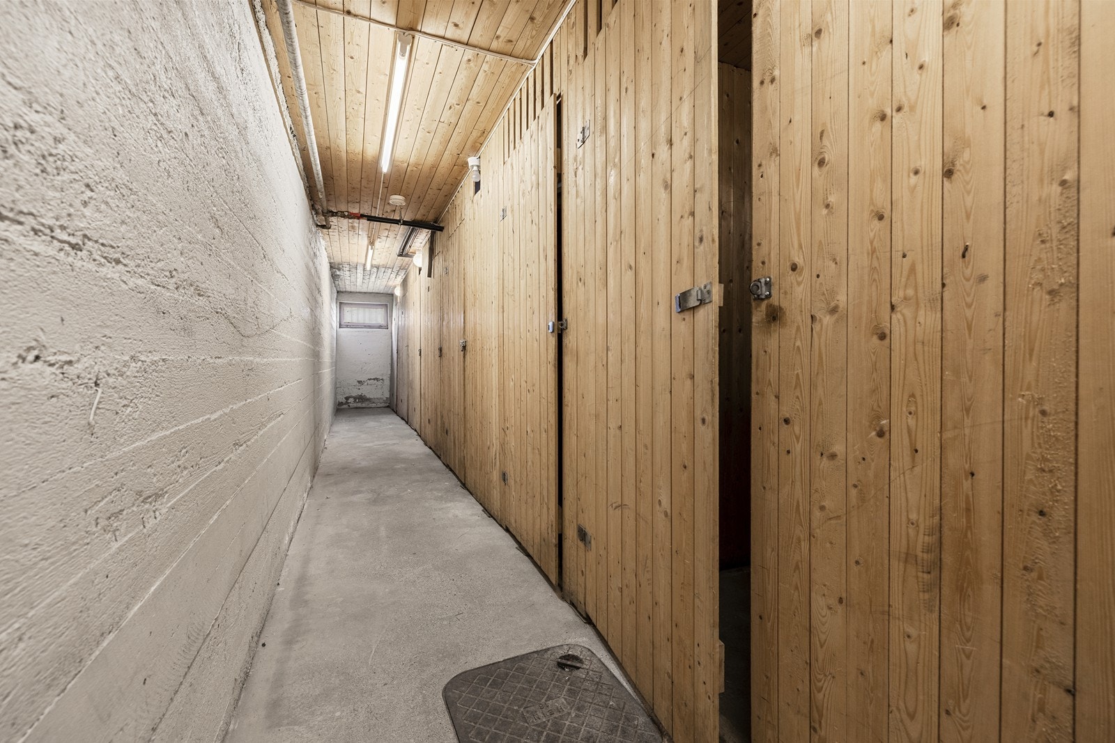 Leiligheten disponerer tre boder i kjelleren på til sammen 15 m², som gir rikelig med lagringsplass. Galleribilde