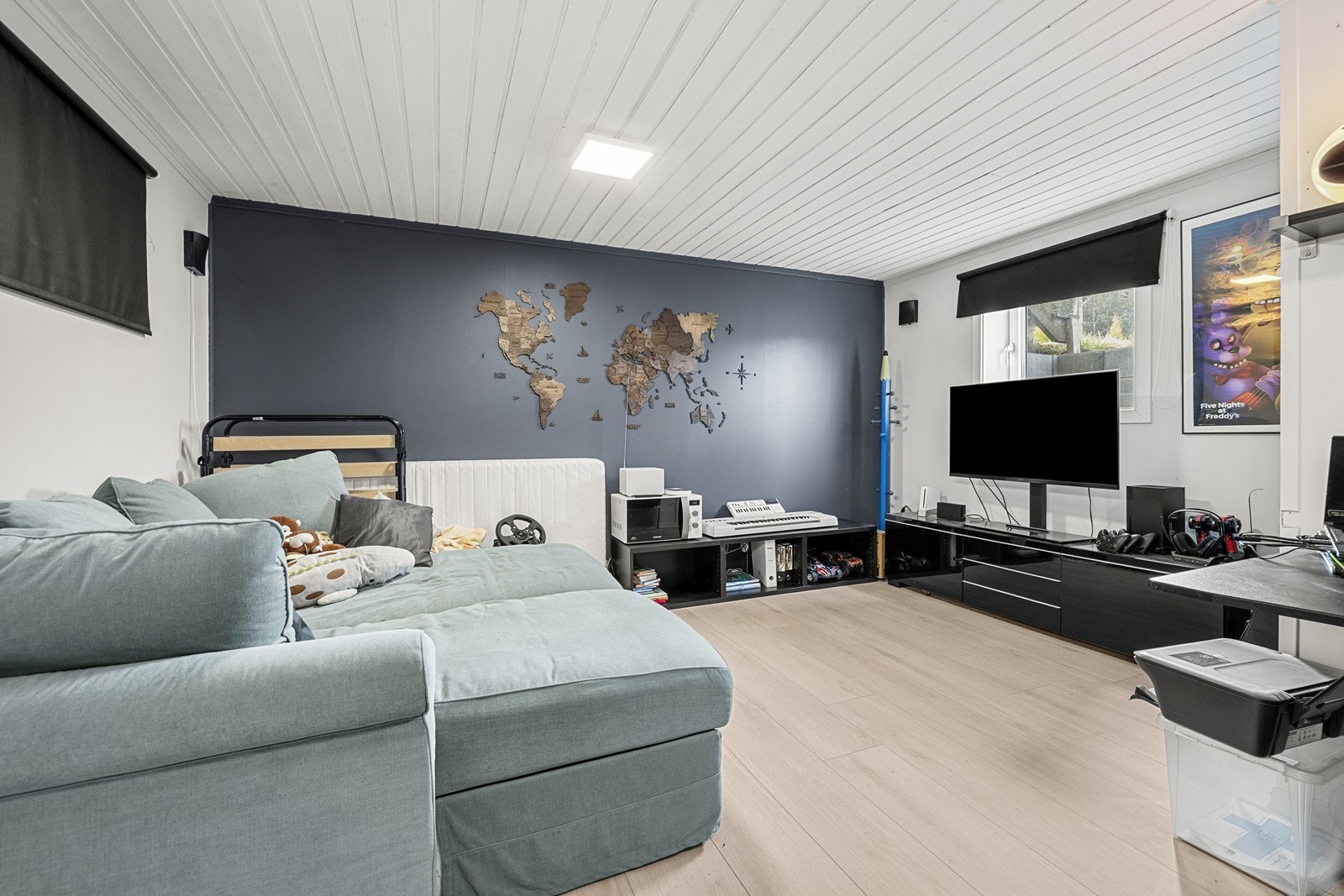 Kjellerstuen på 25 m² er et romslig og fleksibelt areal, ideelt som TV-stue, lekerom eller kontor. Galleribilde