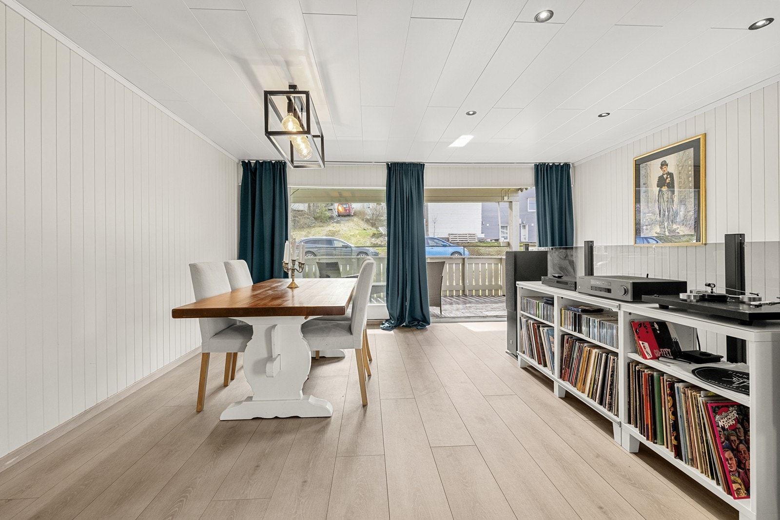 Fra spiseplassen er det direkte siktlinje ut mot terrassen og uteområdet. Galleribilde