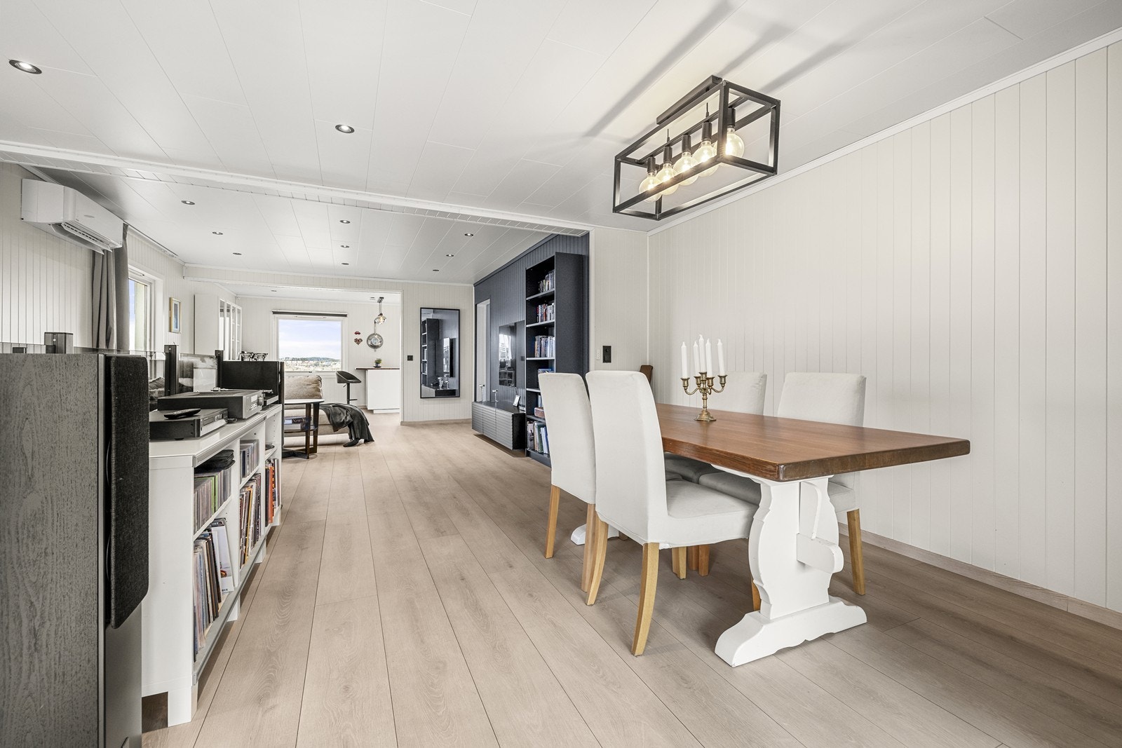 Himlingen i stue og spisestue har innfelte downlights som gir jevn og behagelig belysning. Galleribilde