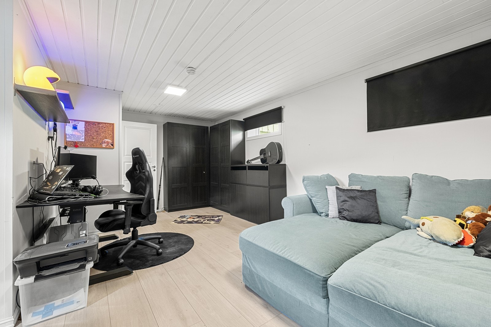Rommet har flere bruksmuligheter og kan enkelt innredes med både sofagruppe og en egen arbeidskrok. Galleribilde