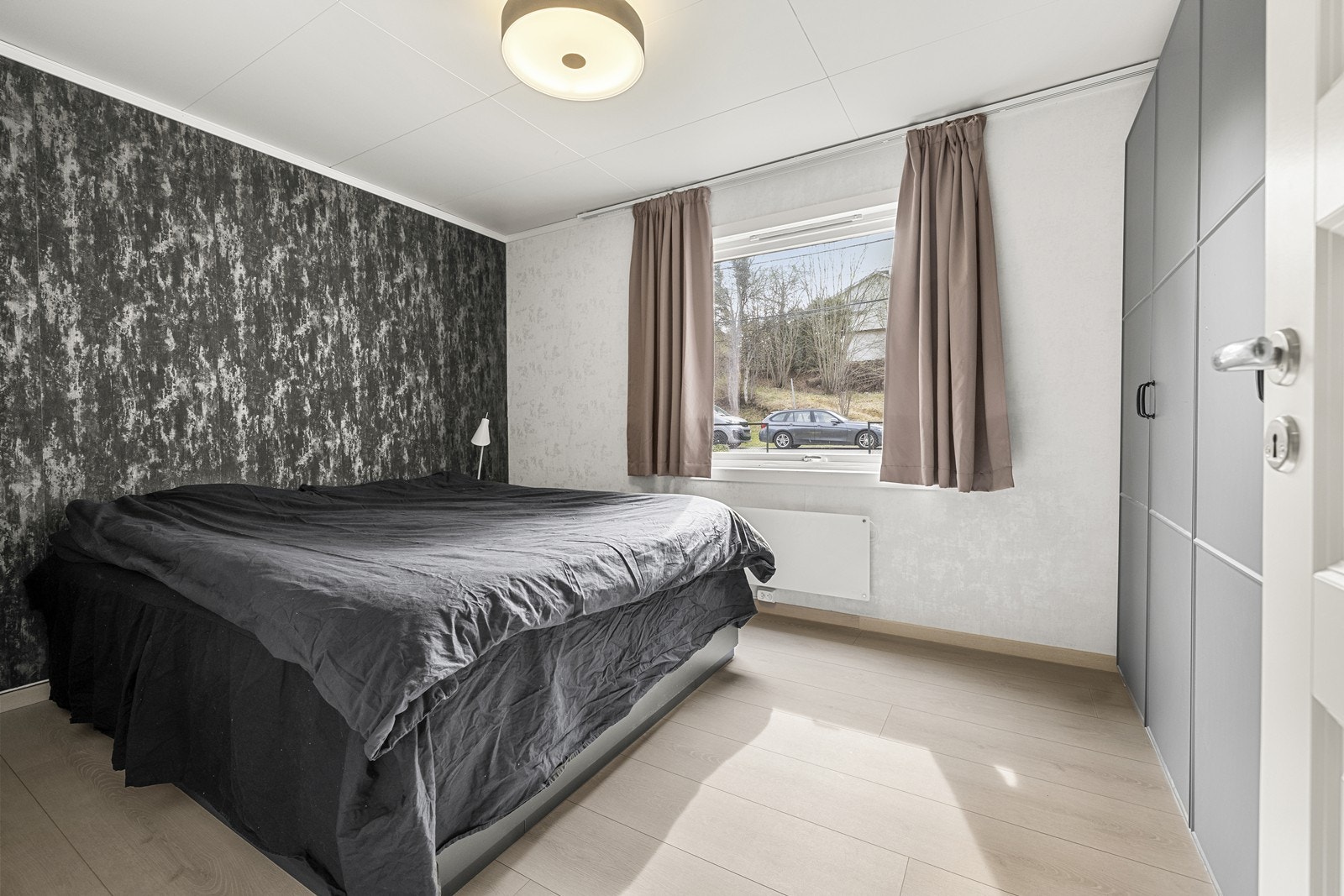 Hovedsoverommet har god plass til dobbeltseng og garderobeløsning. Galleribilde