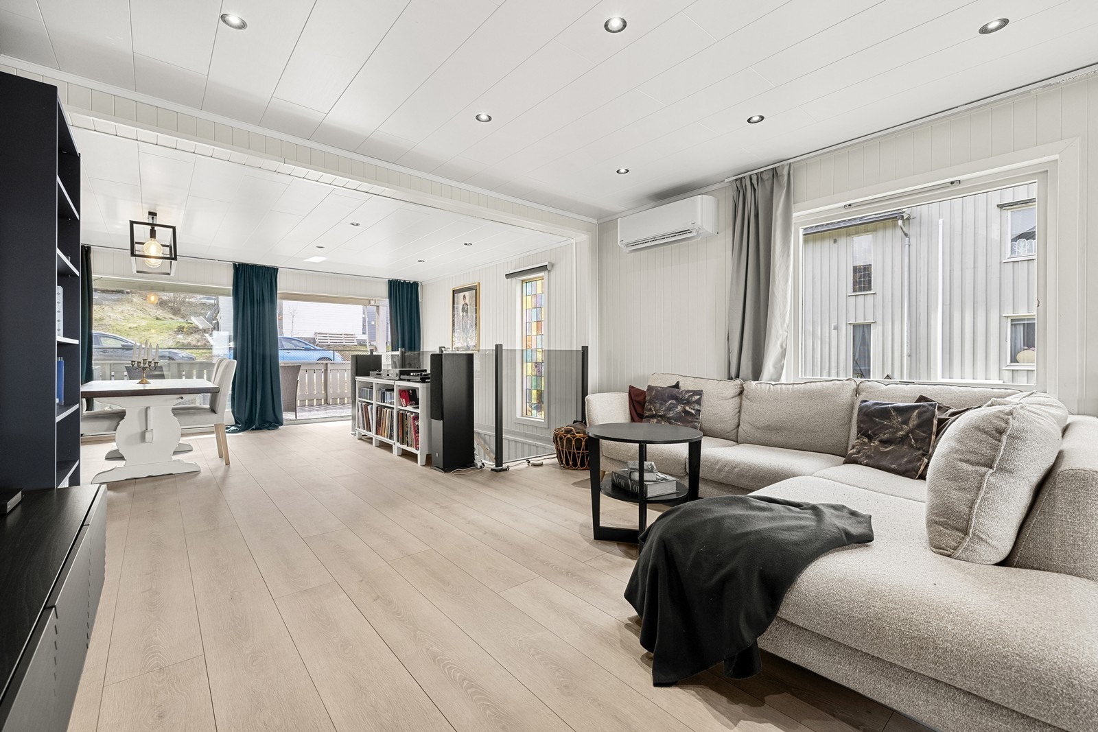 Store vindusflater og skyvedør ut til terrassen slipper inn rikelig med dagslys. Galleribilde