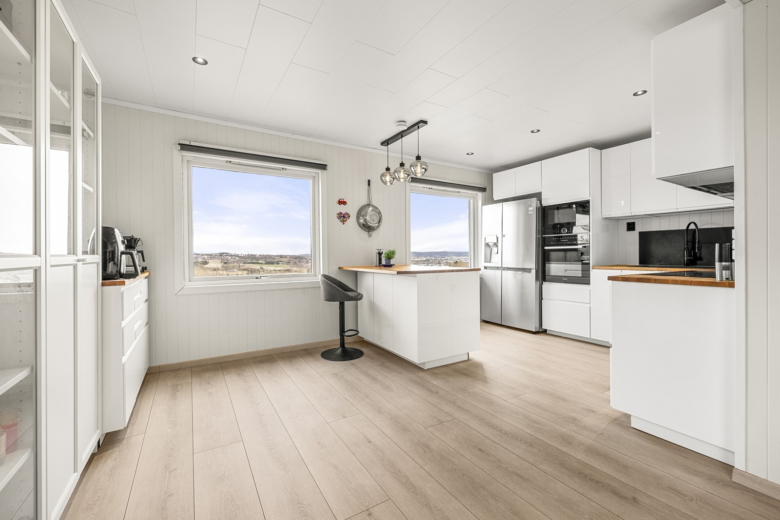 Fra kjøkkenet er det utsikt over det omkringliggende kulturlandskapet. Halvøya gir en praktisk frokostplass. Galleribilde