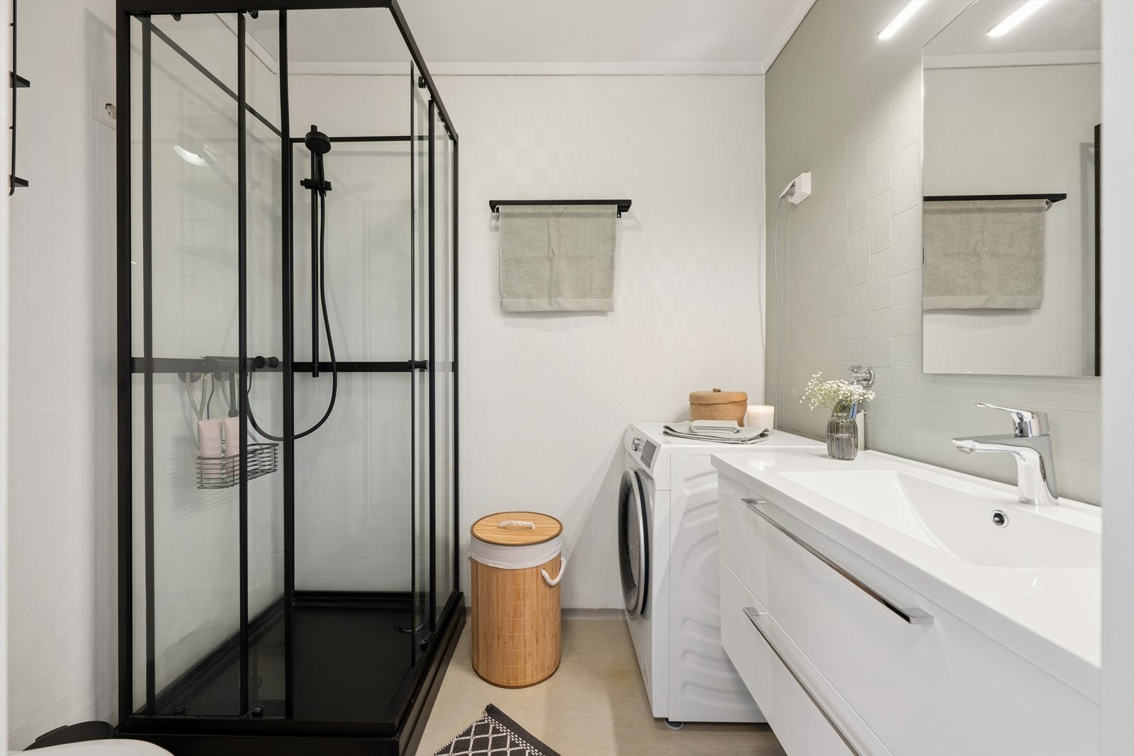 Badet er av eldre årgang, men er oppgradert med nytt dusjkabinett og servant med skuffer i 2026. Galleribilde