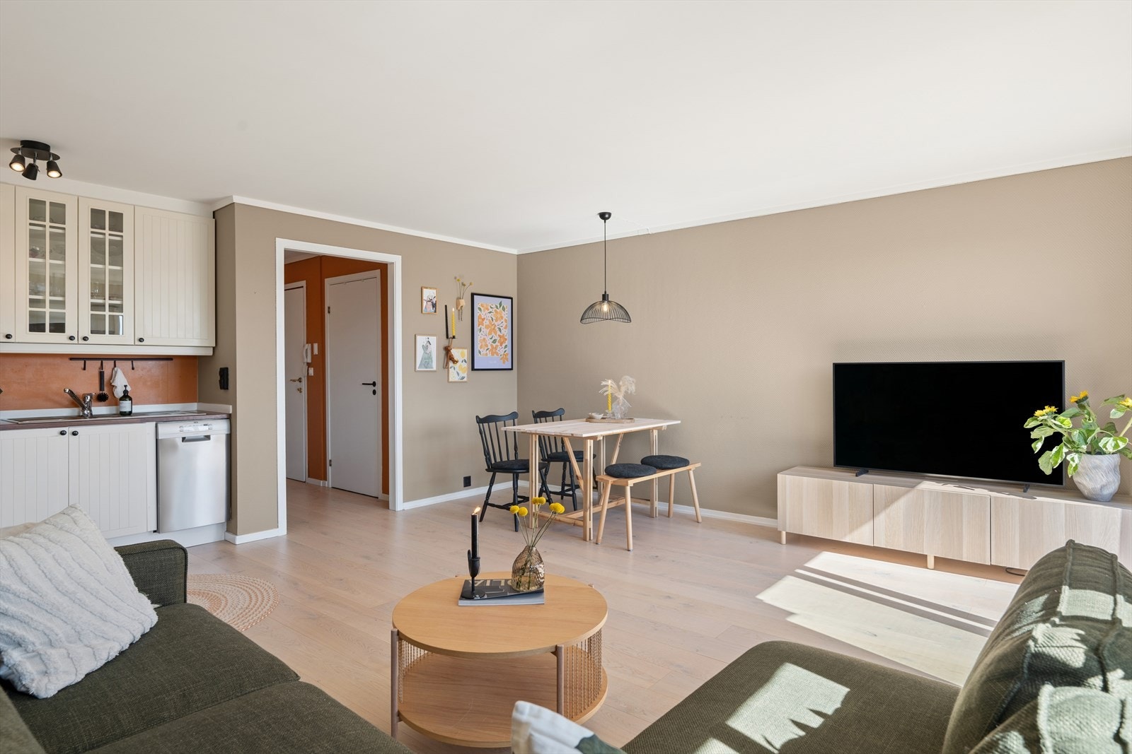 Leiligheten fremstår med nøytrale og moderne fargevalg og innredninger. Galleribilde