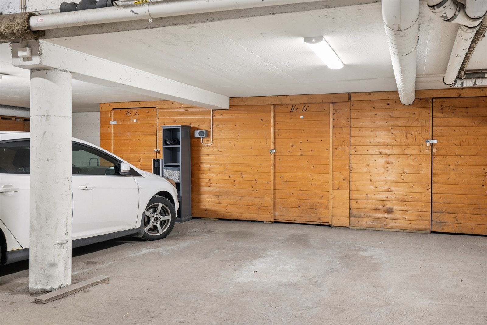 Leiligheten har fast parkeringsplass i felles garasjeanlegg under bygget. Galleribilde