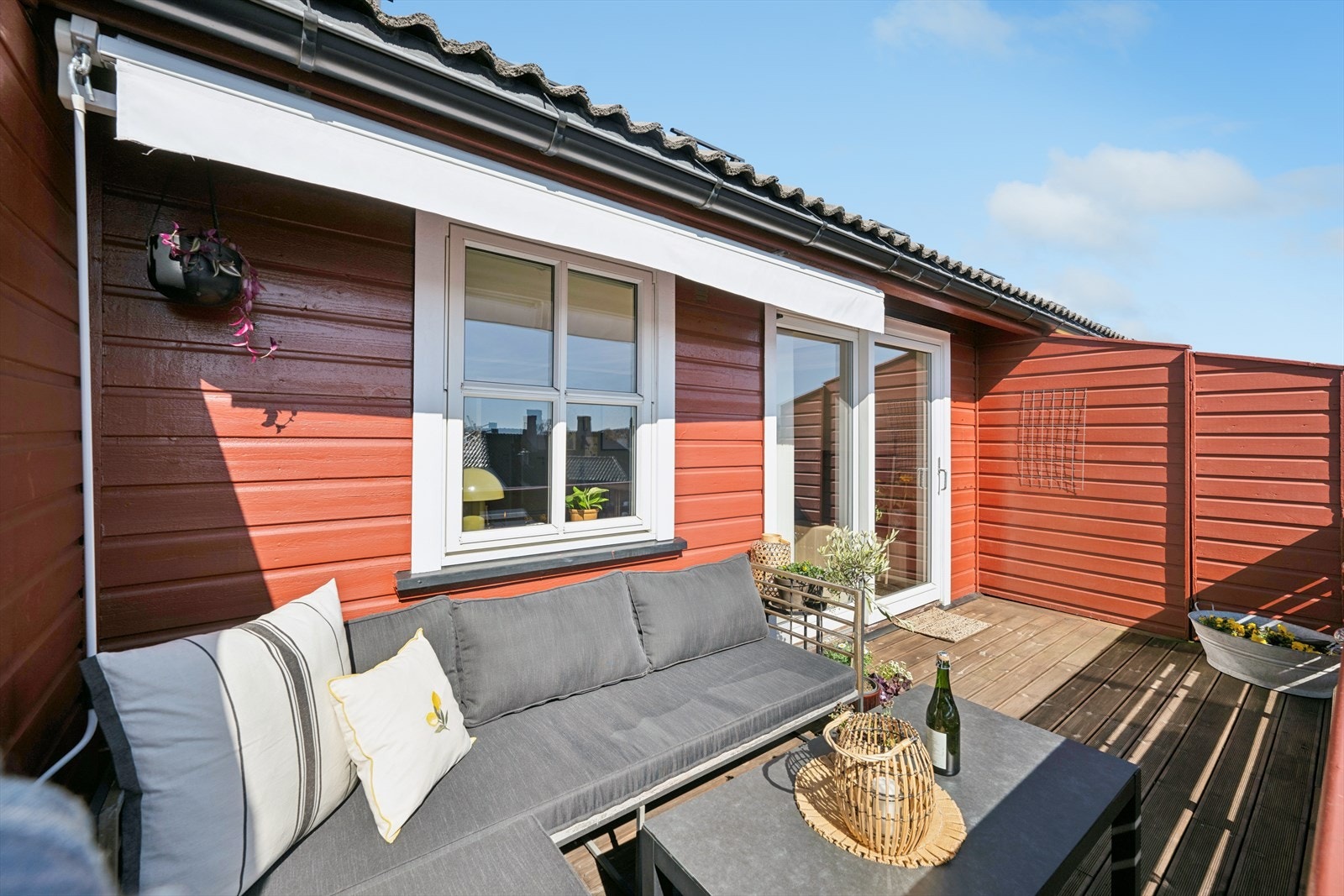 Her er det god plass til utemøblementer og grill. Galleribilde