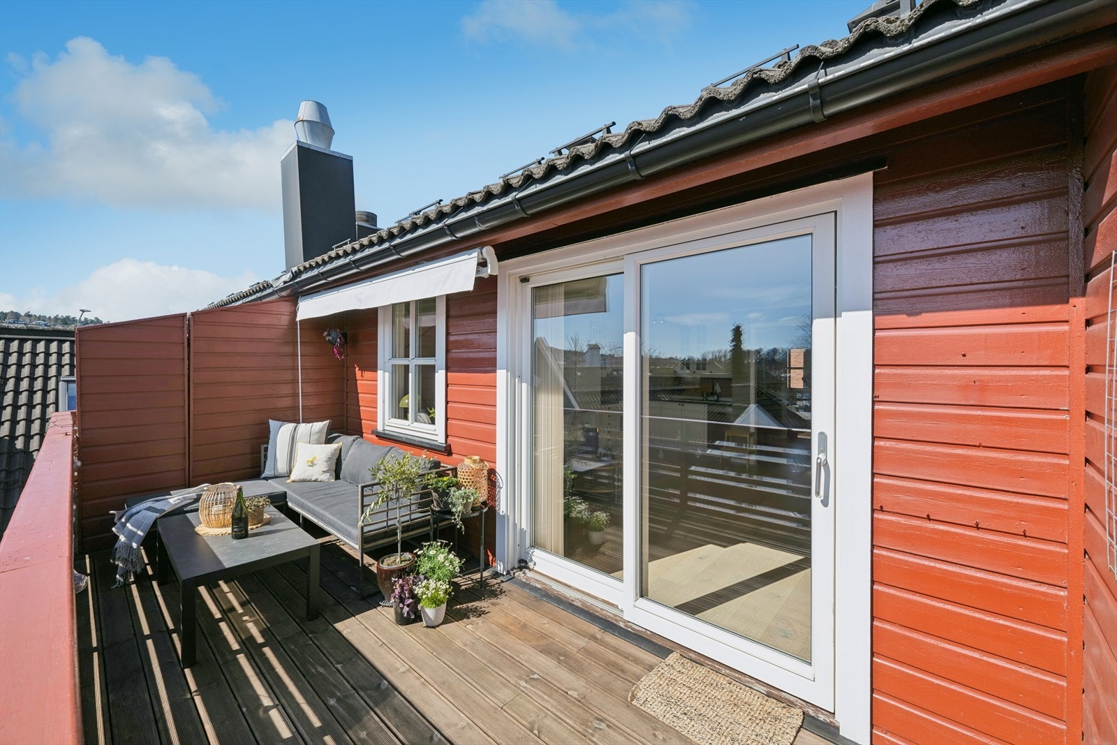 Fra stuen er det utgang til leilighetens uteplass - en herlig, sørøstvendt balkong på 11 kvm hvor man i usjenerte omgivelser kan nyte den rolige atmosfæren i bakgård. Galleribilde