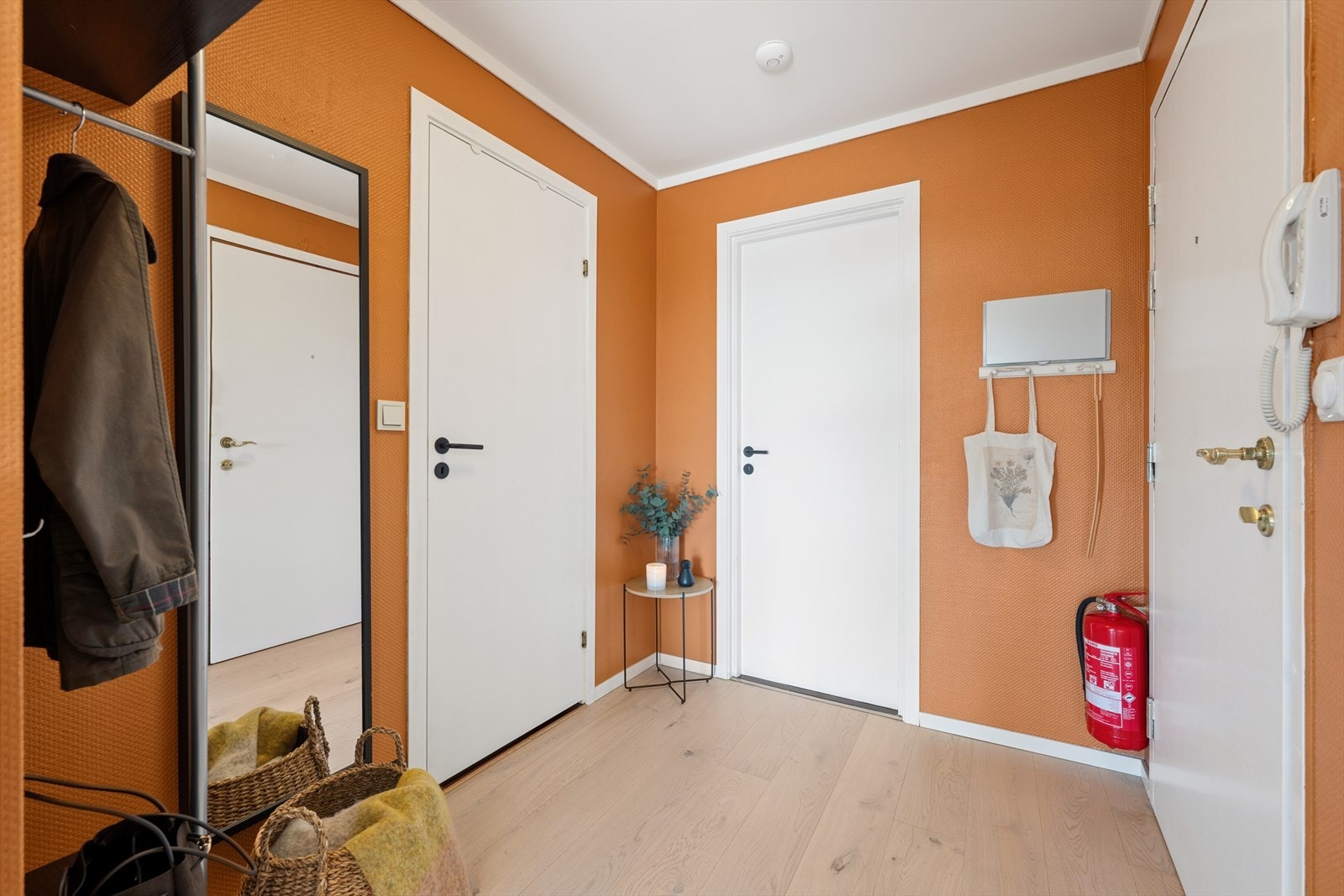 Herfra har du adkomst til alle leilighetens øvrige værelser, herunder den innvendige boden som fordelaktig kan benyttes som garderobe og til øvrig lagring. Galleribilde