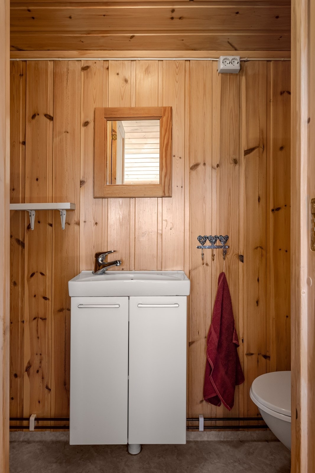 Badet i 1. etasje har gulvbelegg og trepanel på veggene. Galleribilde