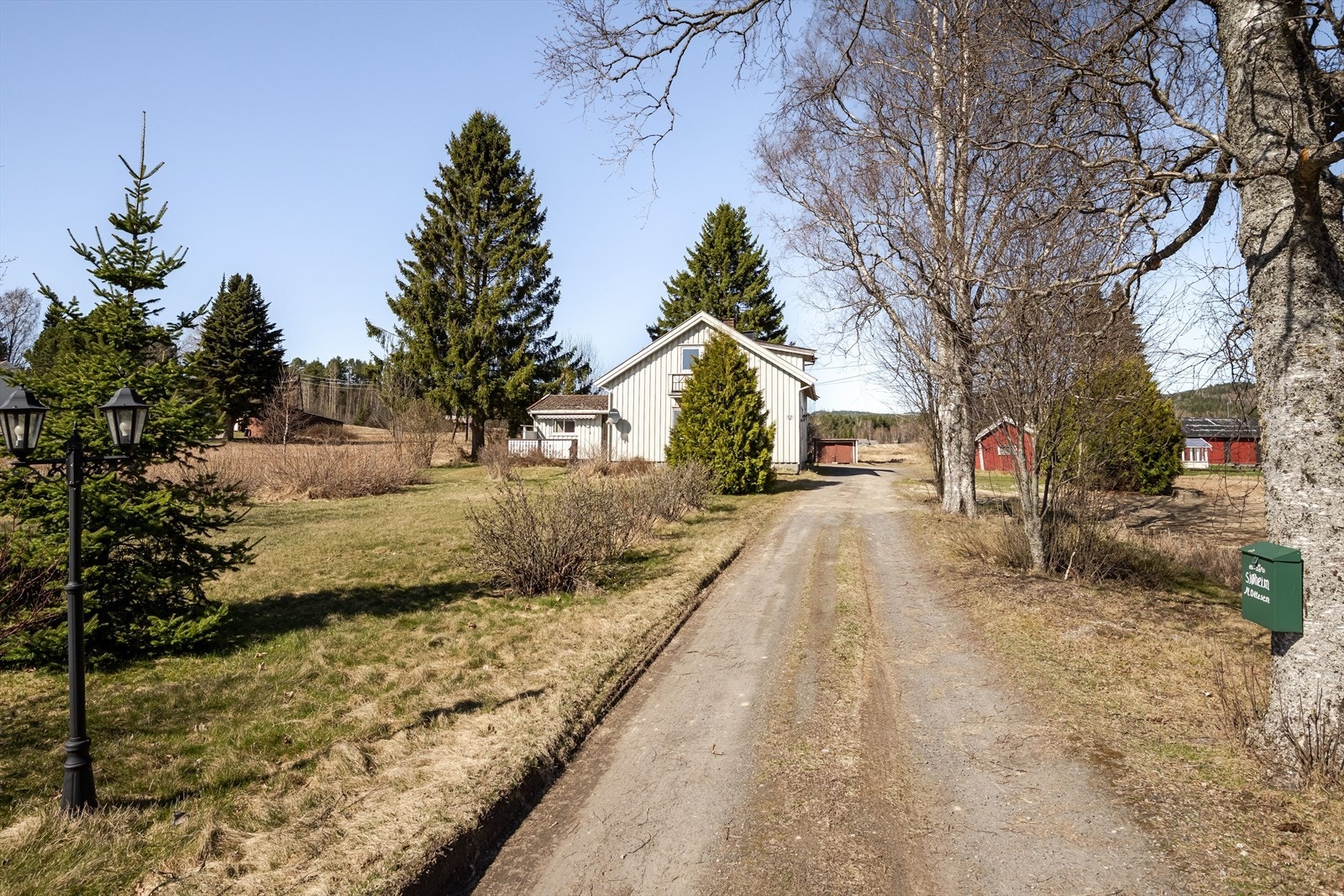 Gruset innkjøring tar deg frem til boligen. Galleribilde