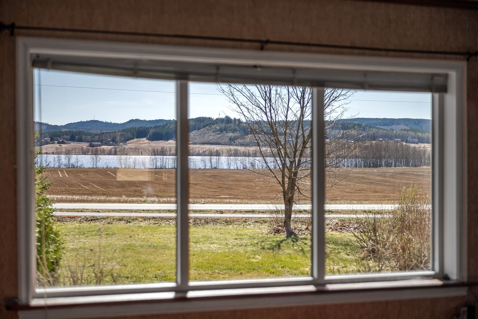 Fantastisk utsikt mot Gjesåssjøen, her fra stuen. Galleribilde