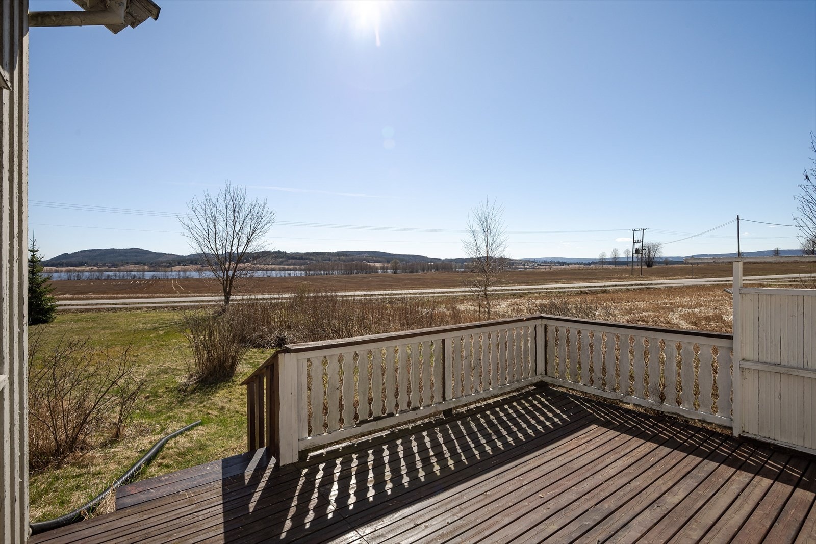 Solrik terrasse med utsikt. Galleribilde