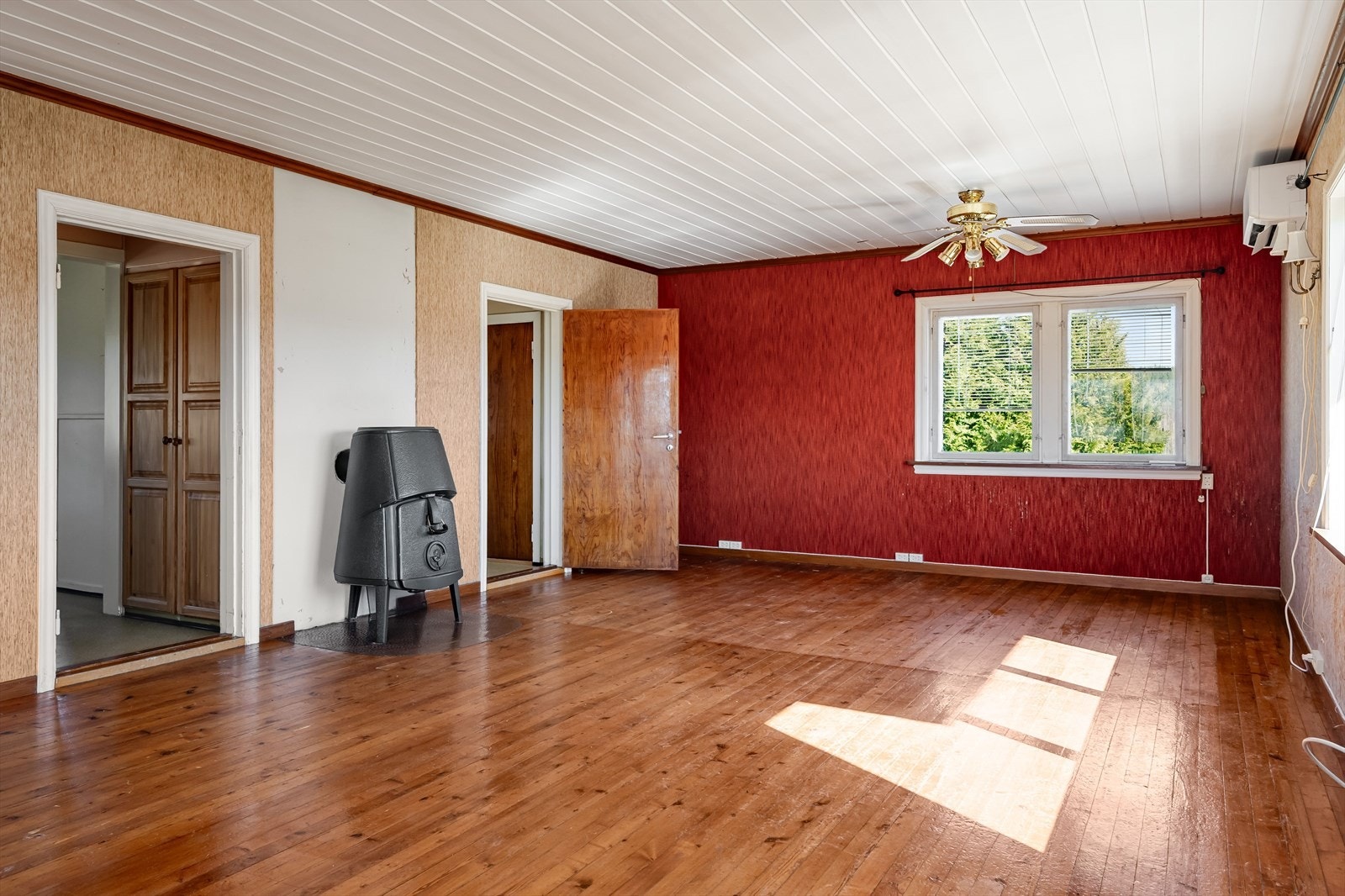 Møbleringsvennlig stue med fint lysinnslipp. Galleribilde