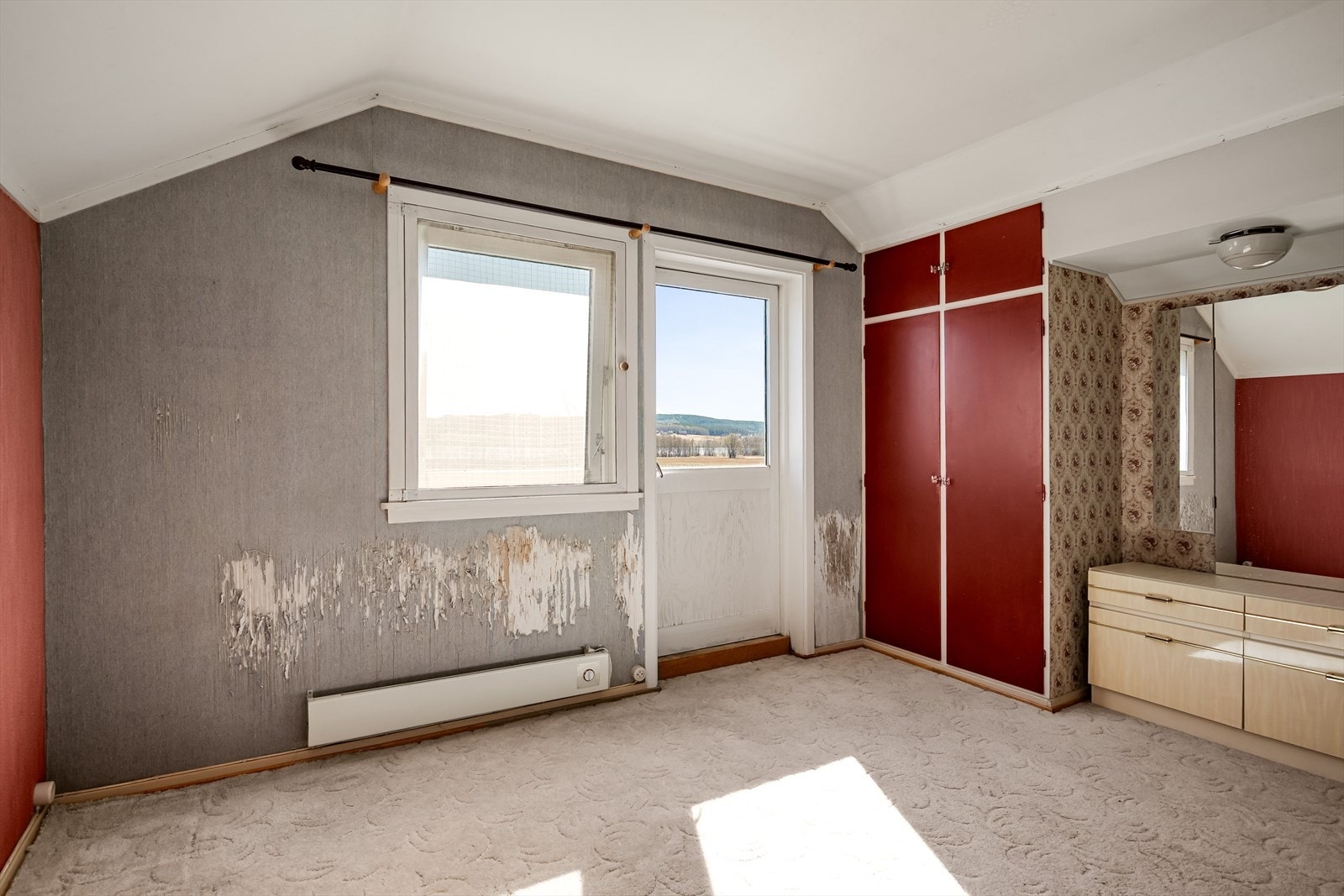 Romslig soverom med plass til dobbeltseng. Galleribilde