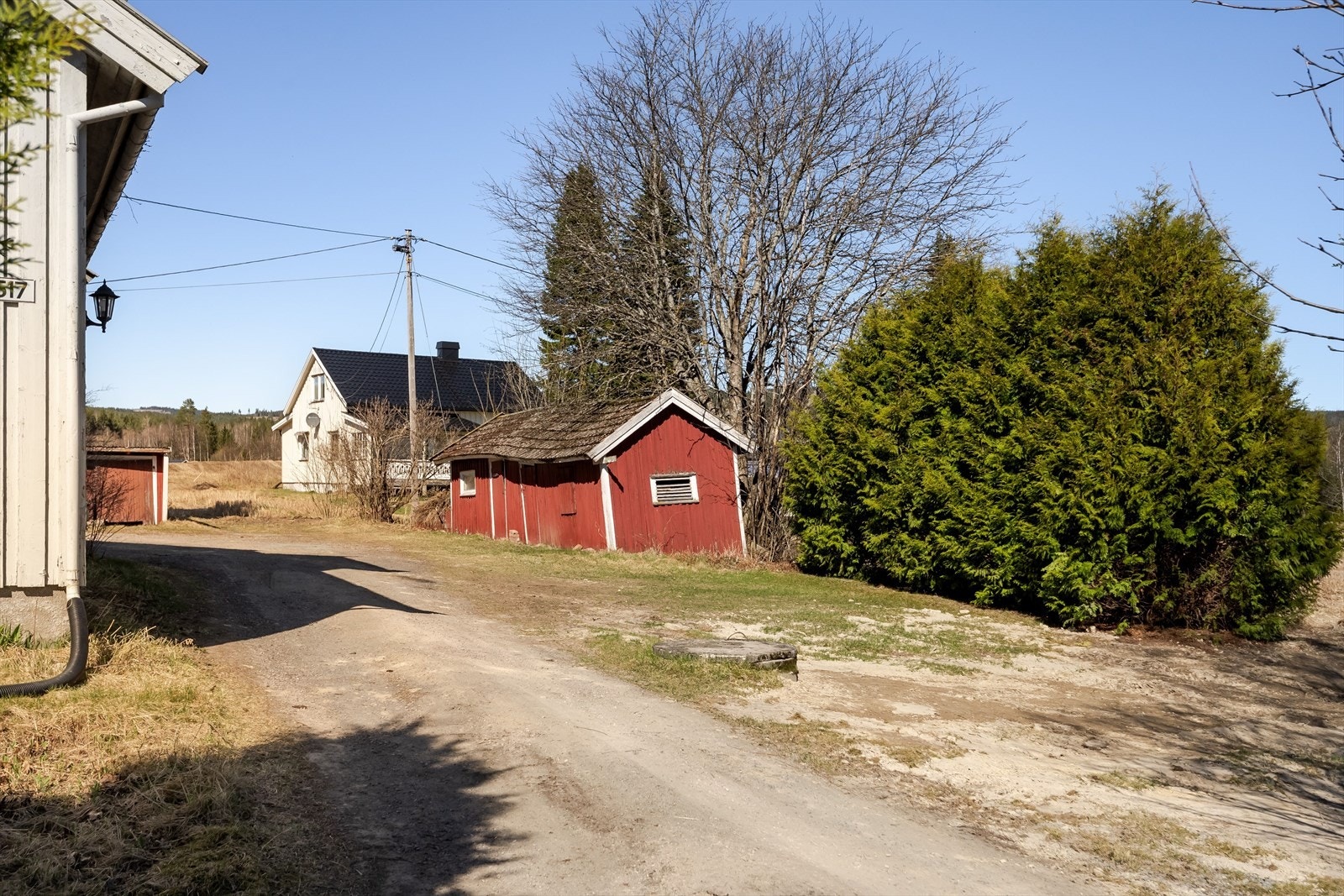 Uthus og garasje også på tomta med enkel standard, modent for riving. Galleribilde