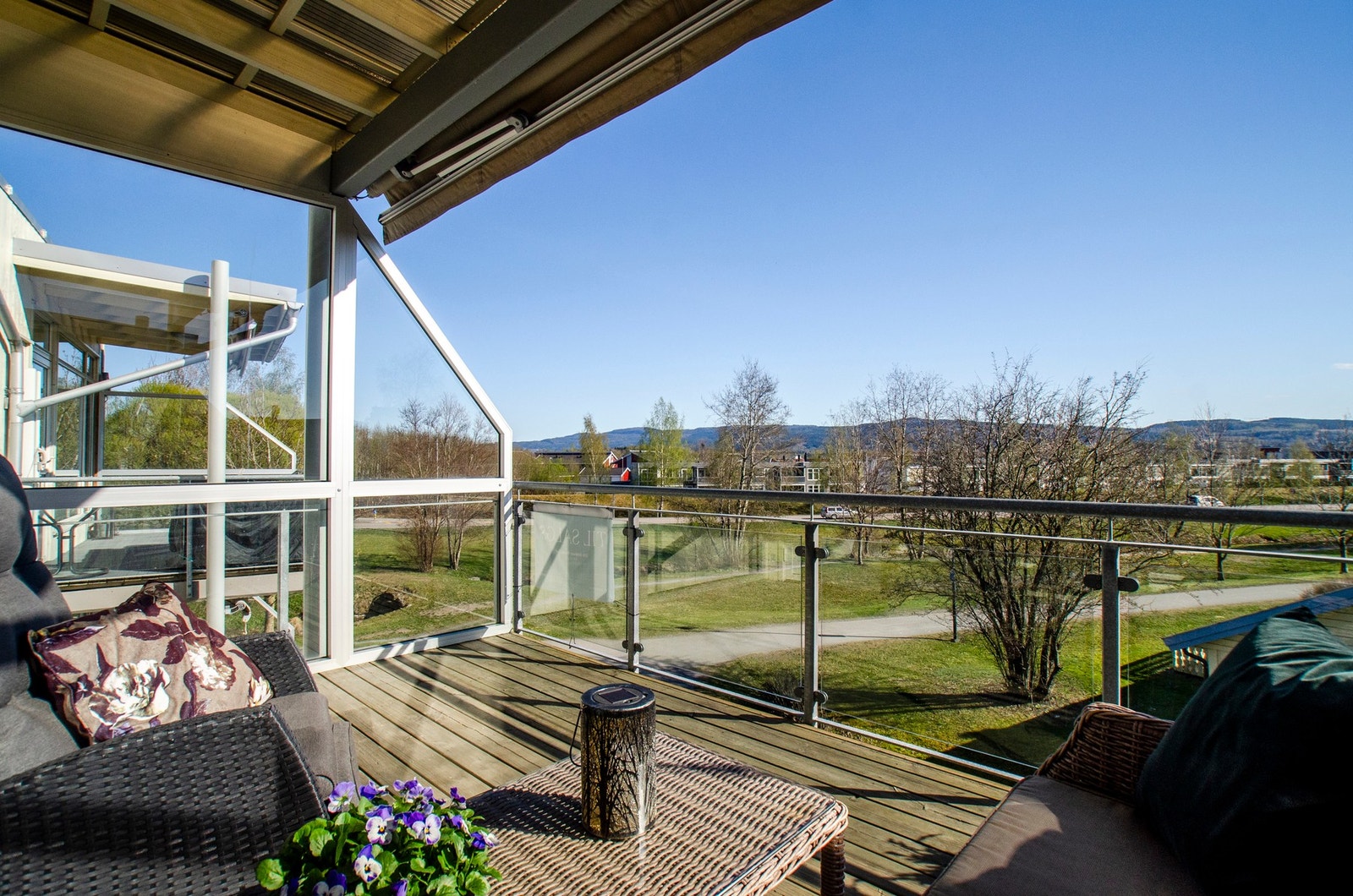 Takoverbygd, sørvendt balkong med gode solforhold og fin utsikt! Galleribilde