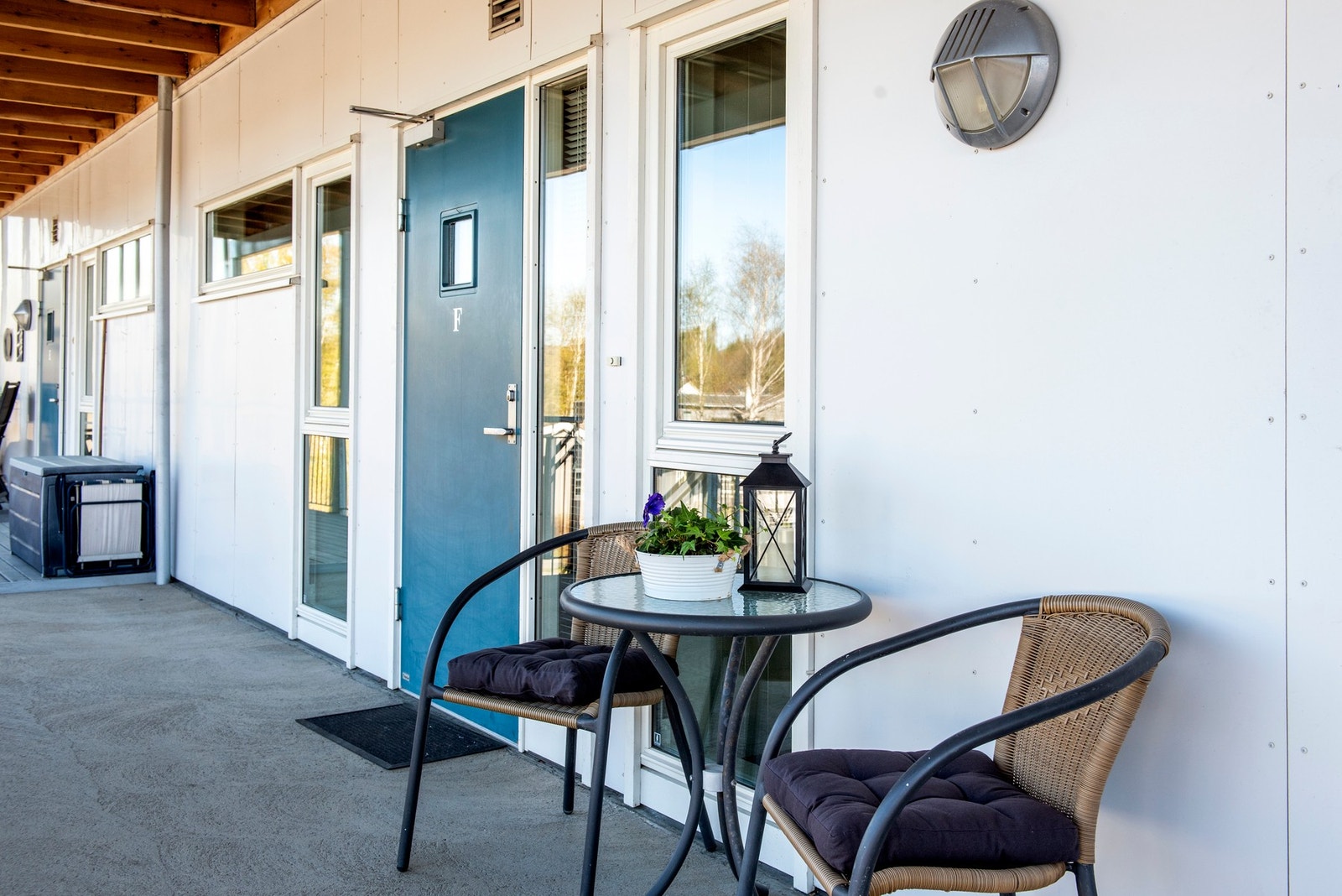 Svalgang ved inngangen til leiligheta - med plass til et koselig cafè-sett. Galleribilde