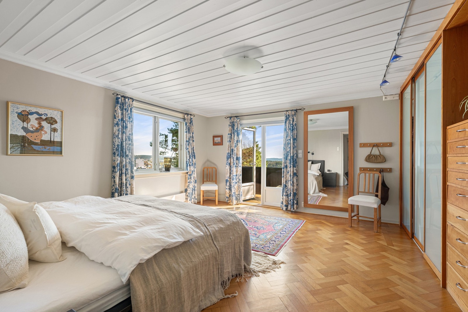 Hyggelig og lyst hovedsoverom med utgang til en hyggelig balkong. Galleribilde