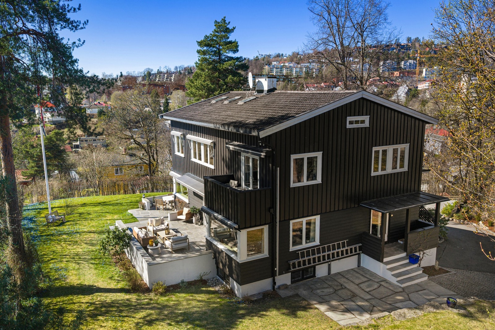 Utvendig er det pent opparbeidet tomt med store plenarealer og beplantninger. Galleribilde