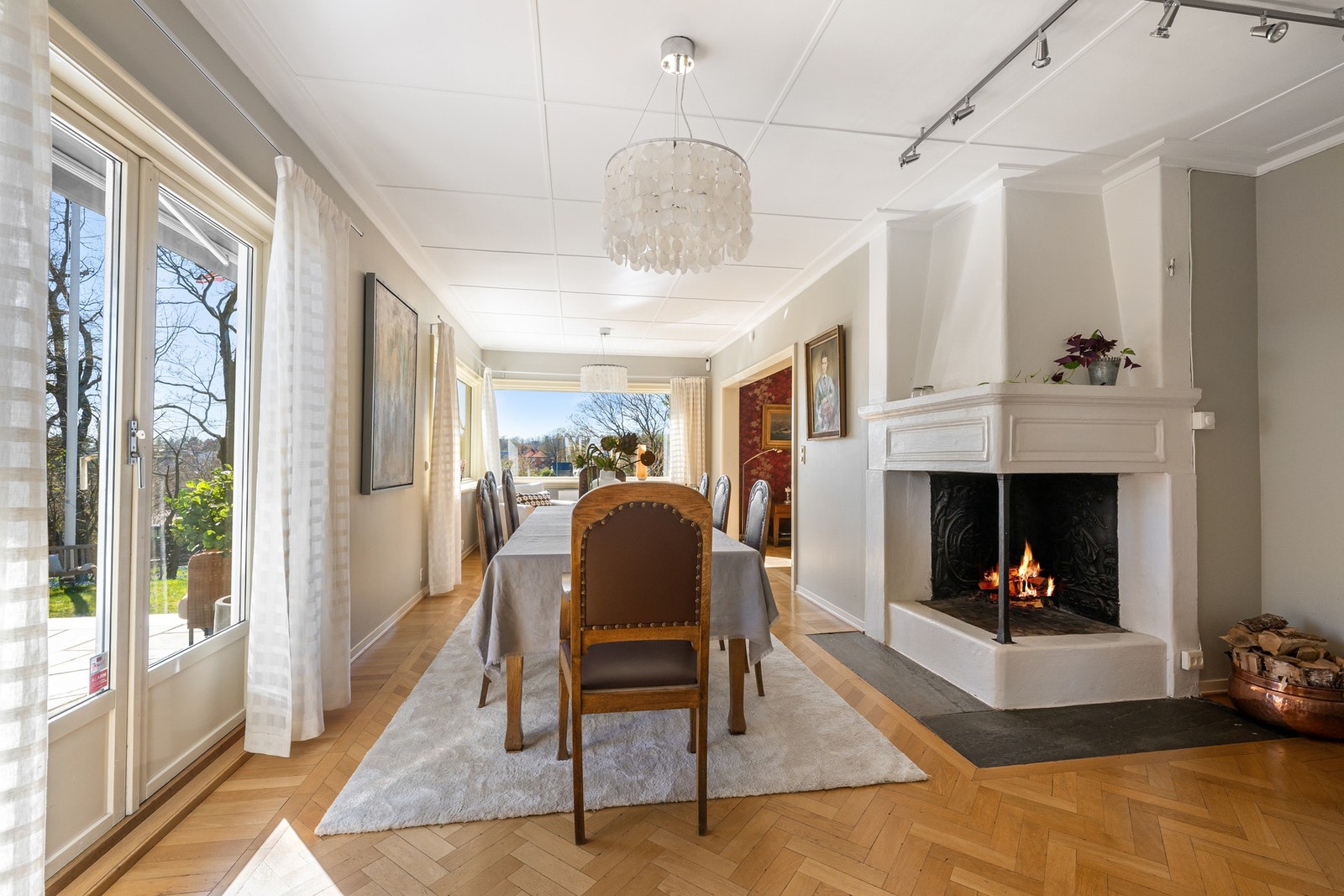 Flere ildsteder bidrar til en lun og eksklusiv atmosfære. Galleribilde
