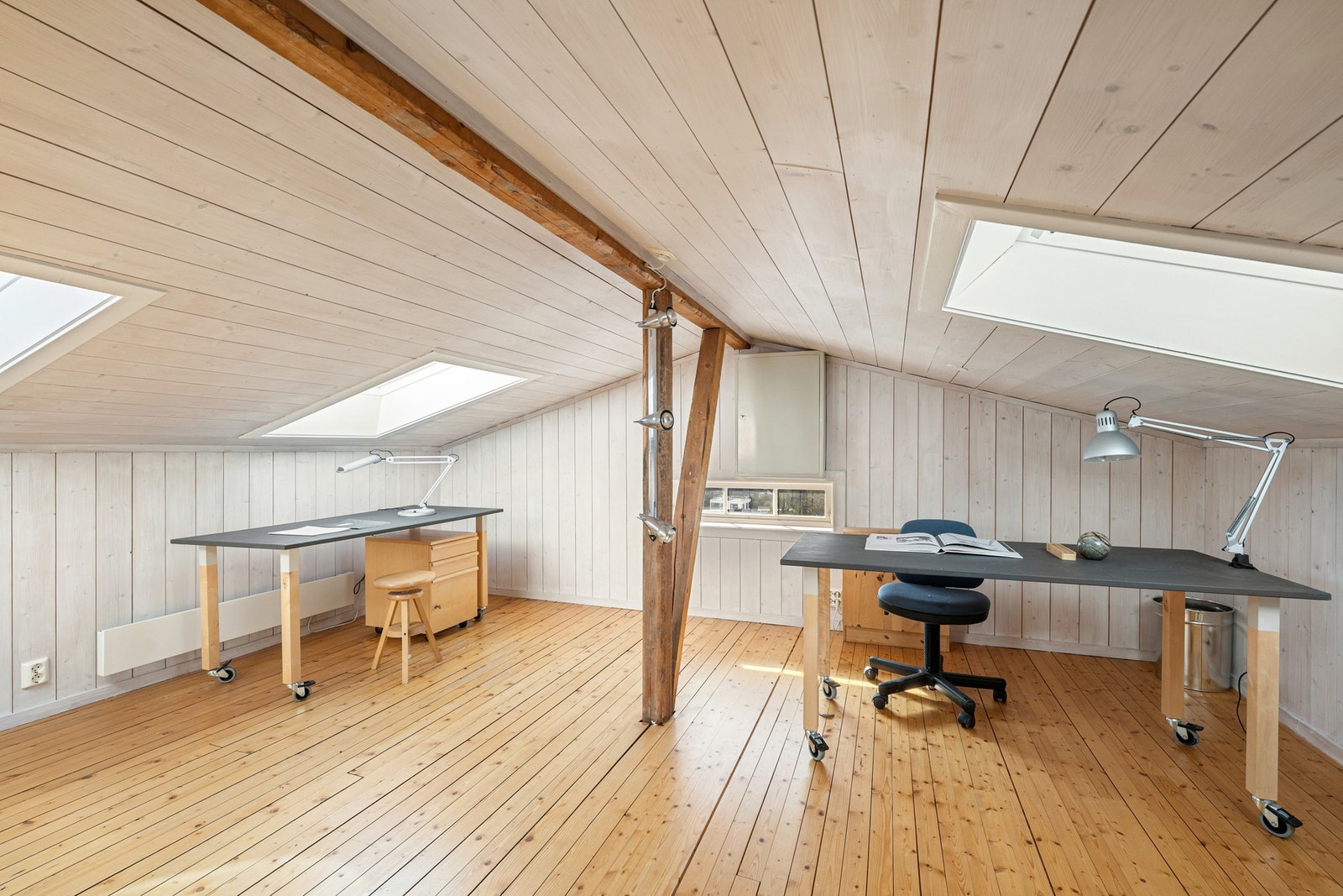 Loft er tilgjengelig via fast loftstrapp og det er tregulv og lagringsplass. I tillegg er det innredet isolert del på 26 m² med takvinduer, det er lav takhøyde så rommet er ikke målverdig. Galleribilde