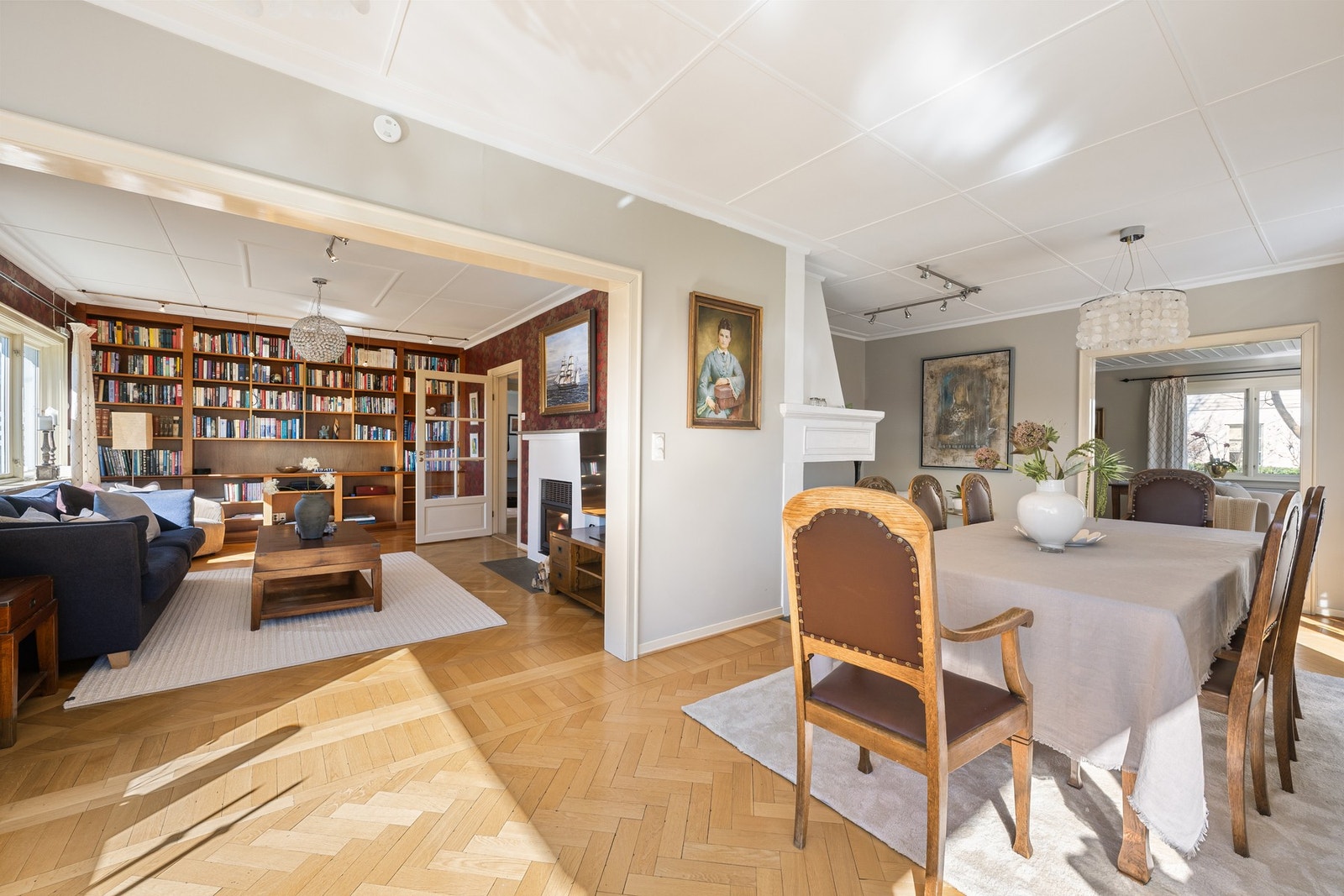Villaen fremstår som representativ og innbydende, med flott arkitektur og en gjennomtenkt planløsning med romslige oppholdsrom og gode lysflater. Galleribilde