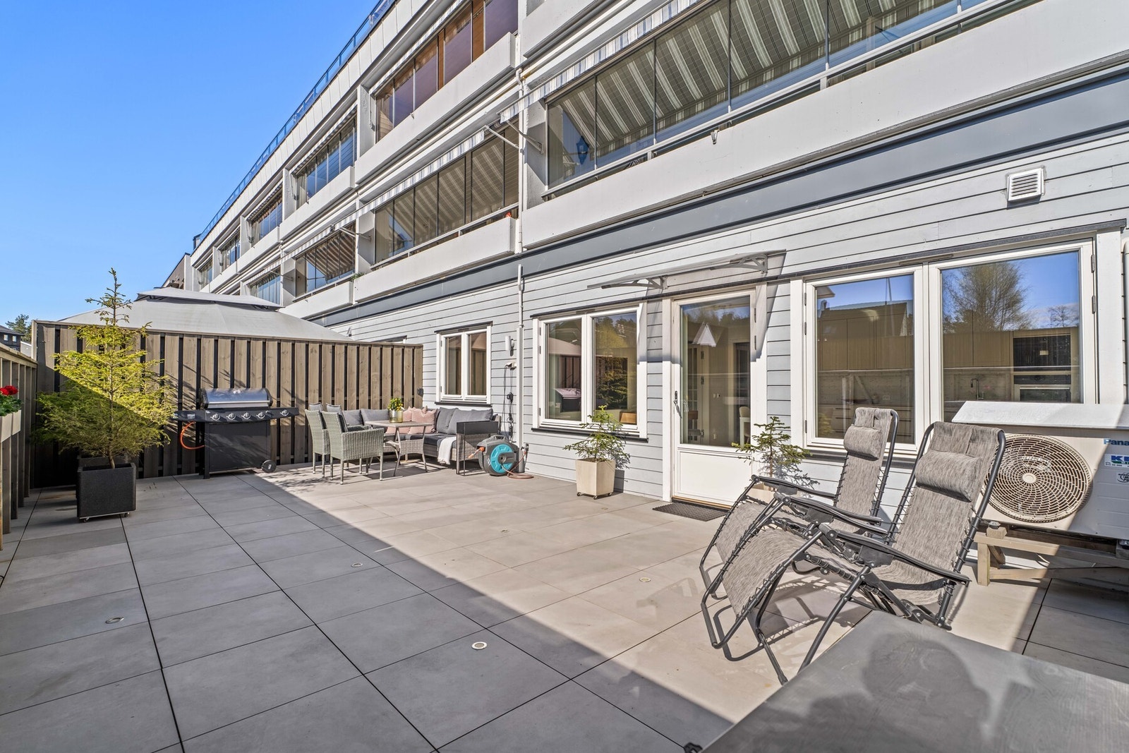 Svært romslig og solrik terrasse med god plass til flere møbleringssoner for både spisegruppe, lounge og solsenger. Galleribilde
