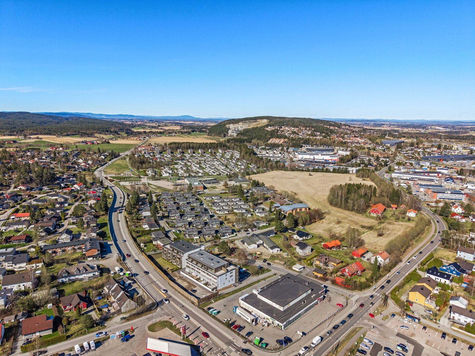 Nærhet til skoler, barnehager og fritidstilbud gjør området populært for mange livsfaser. Galleribilde