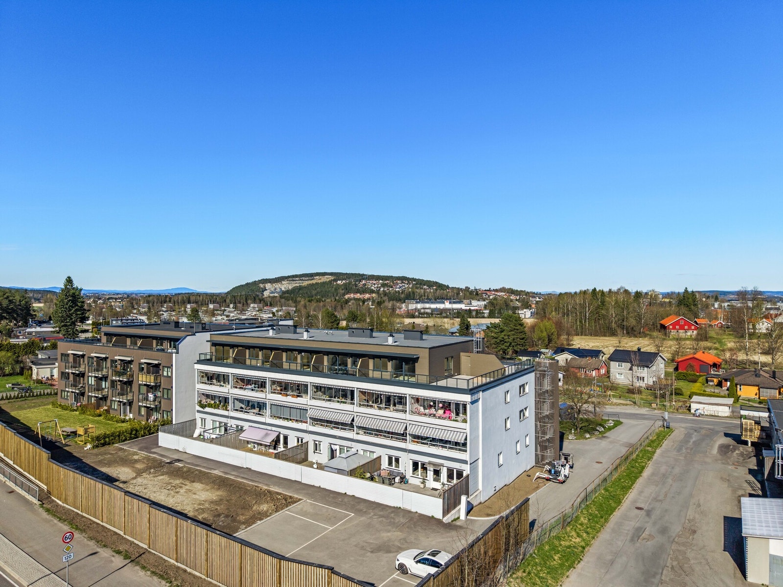 Stabilt og godt sameie. I tillegg til utvendig p-plass medfølger det en garasje med plass til motorsykkel eller lignende. Galleribilde