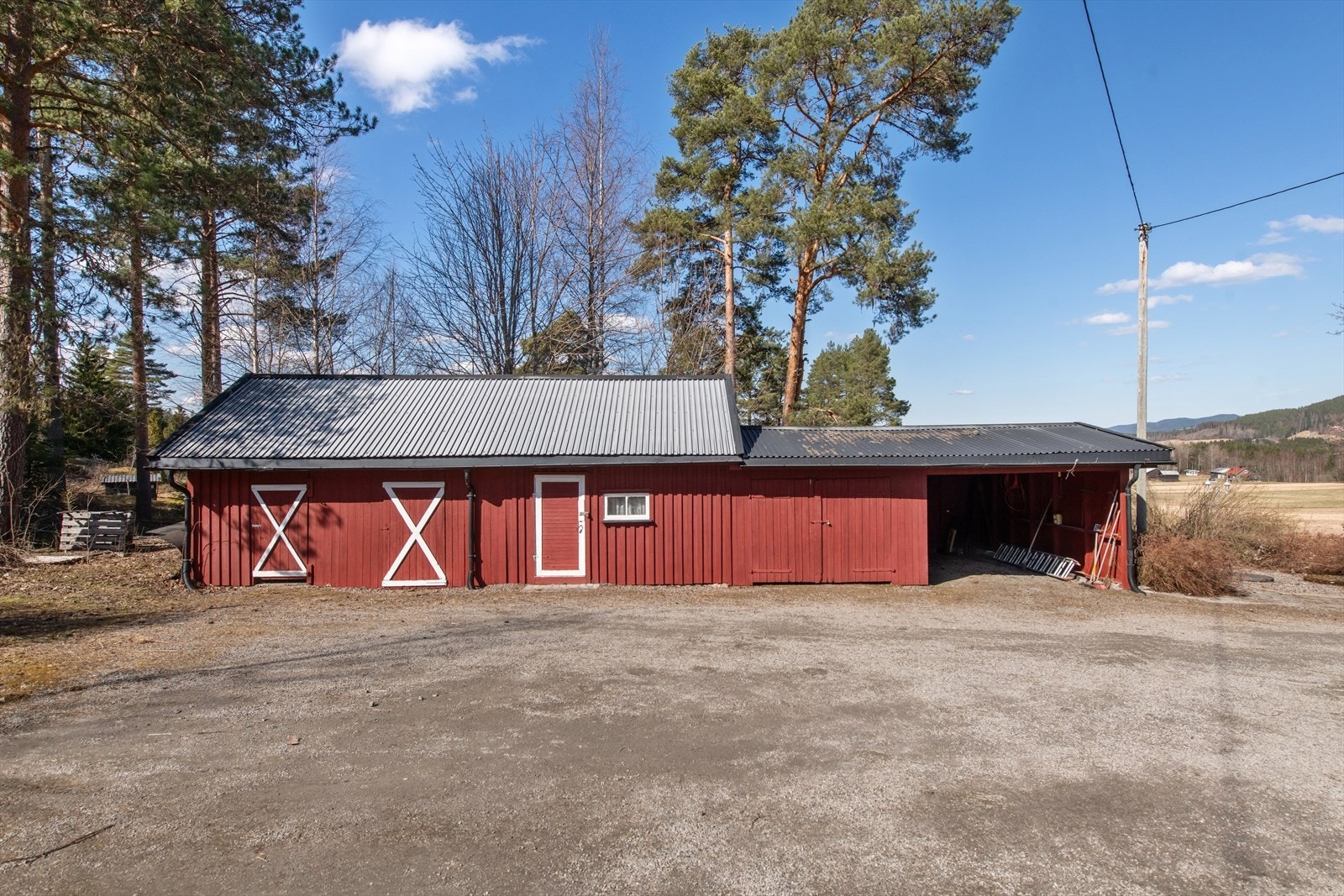 Stort og praktisk uthus med flere boder, garasjedel og hele 3 caporter. Galleribilde
