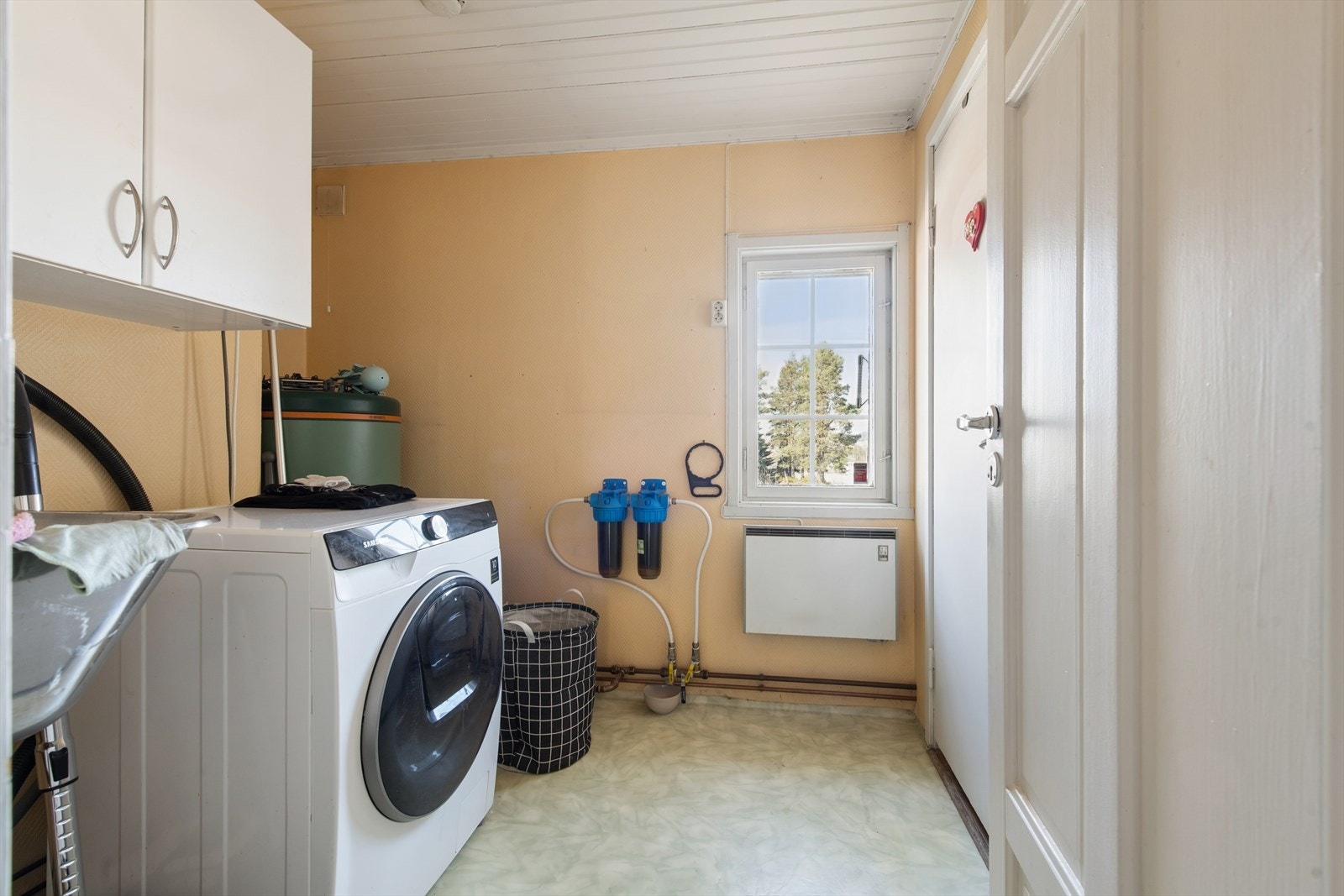 Vaskerom med inngang videre inn til badet. Galleribilde