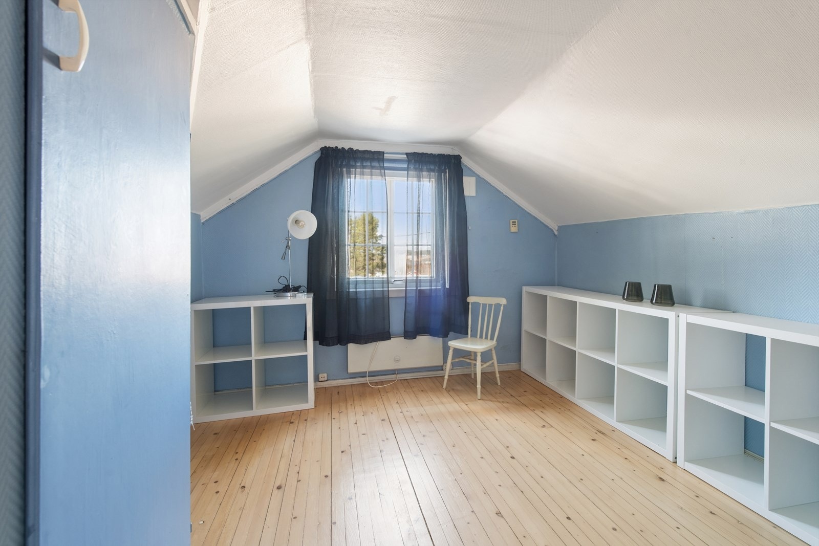 Pent og sjarmerende tregulv, som trolig også finnes i flere rom under nåværende gulvoverflater. Galleribilde