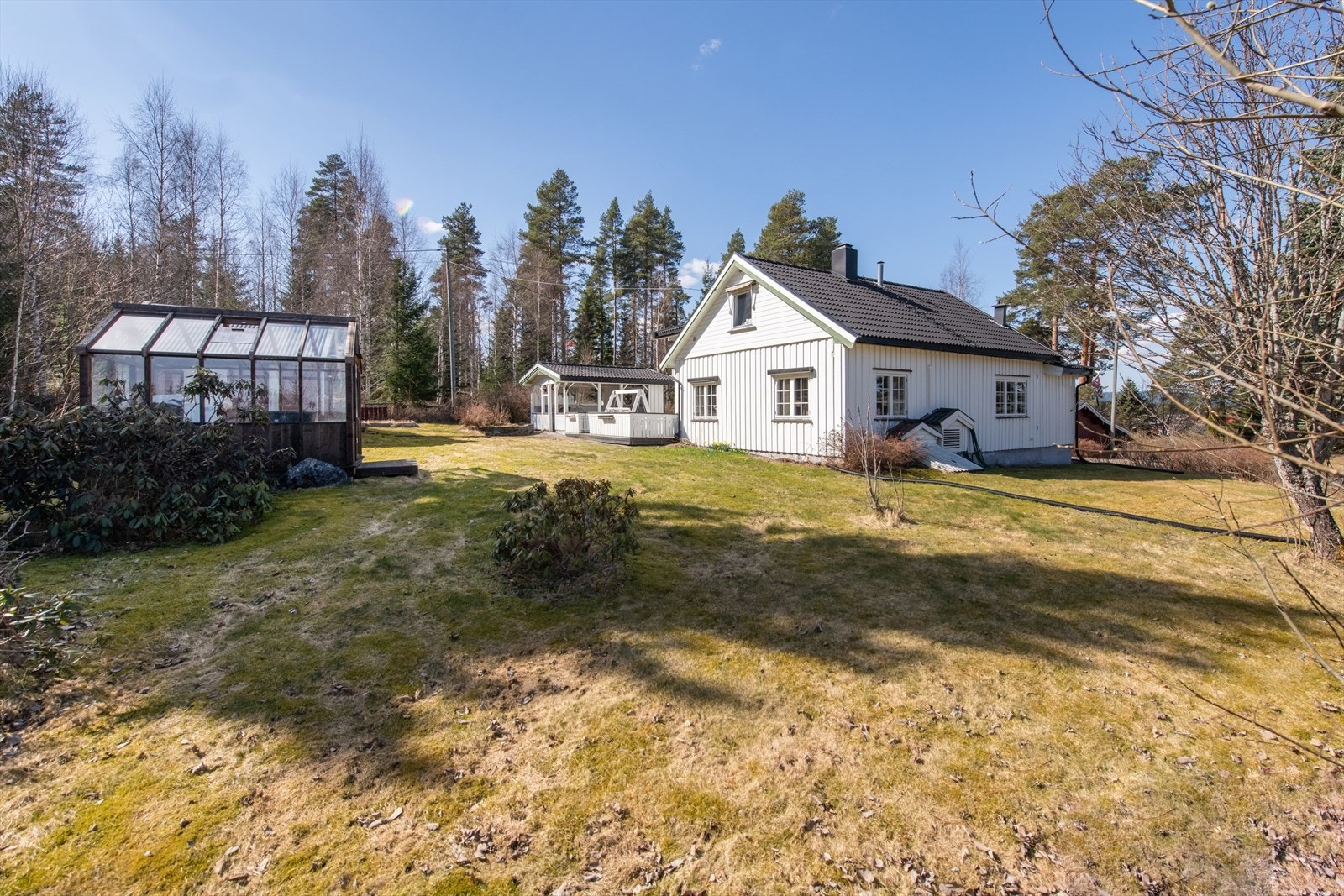 Godt med tumleplass for liten og stor i den koselige hagen. Galleribilde