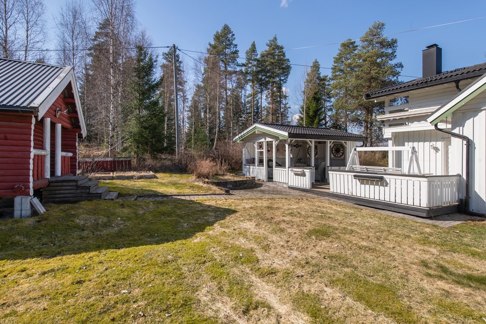 Utomhus er det en stor terrasse og overbygget hagestue. Galleribilde