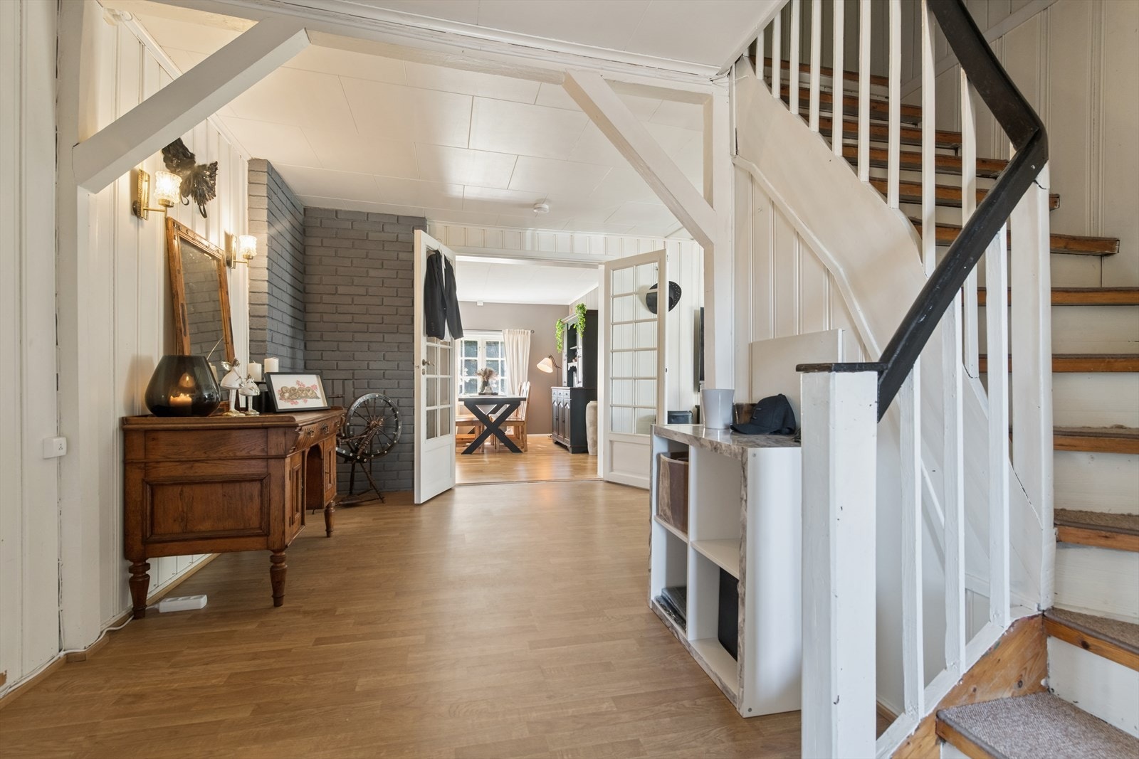 Romslig hall med god åpen løsning til dagligstuen. Galleribilde