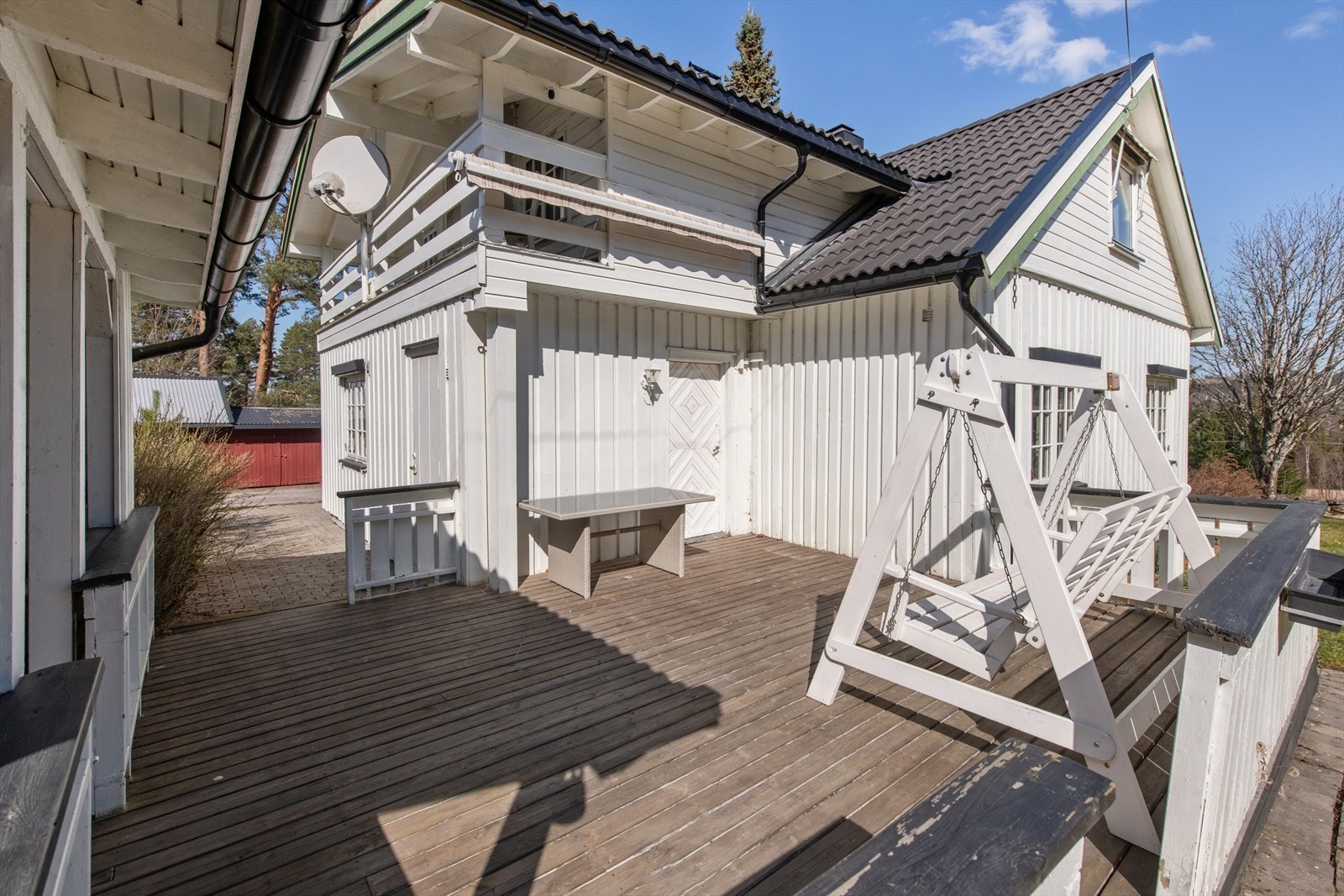Det er gang mellom terrassen og spisestuen. Galleribilde