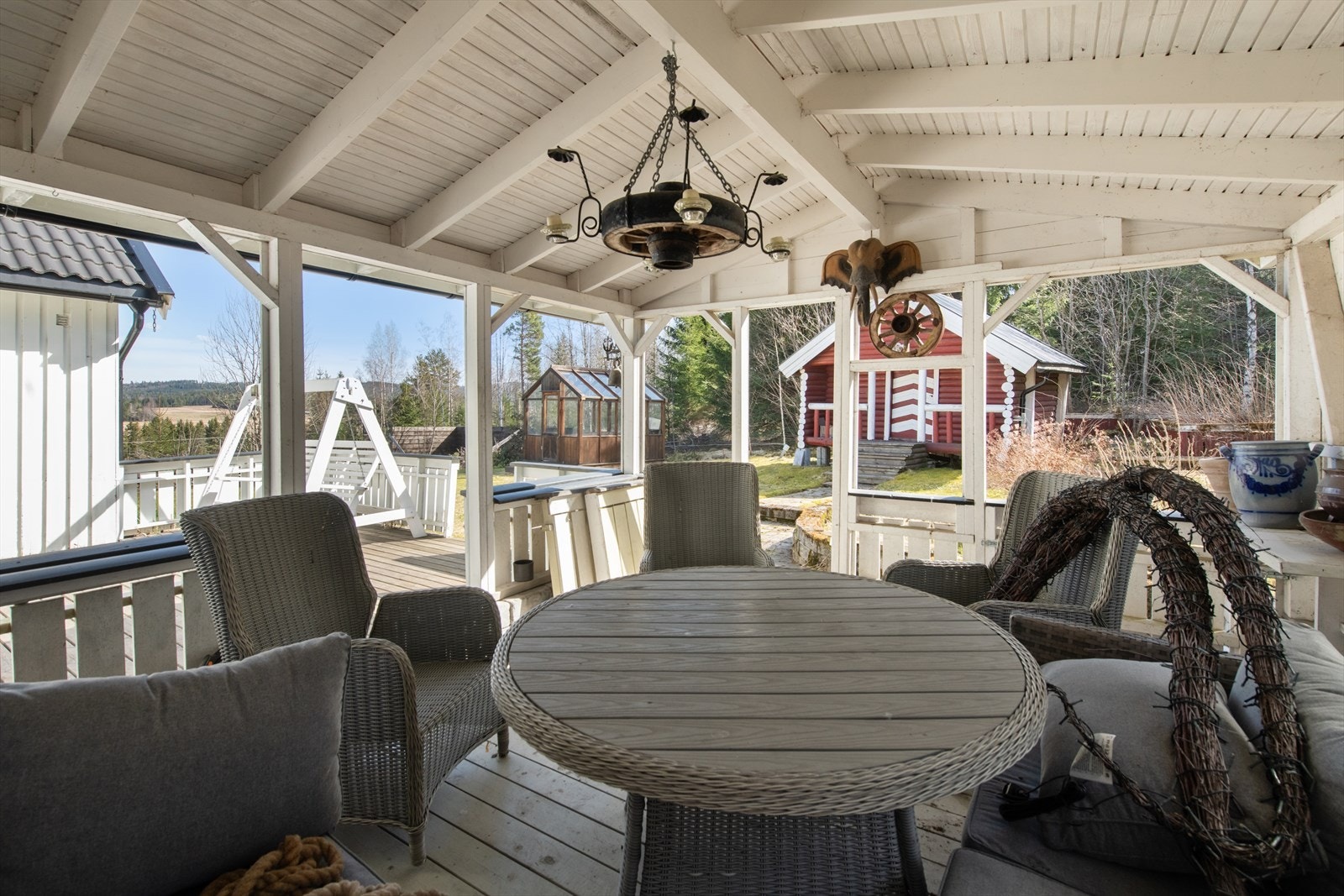 Uteplassene innbyr til hyggelige sommerkvelder med familie og venner. Galleribilde