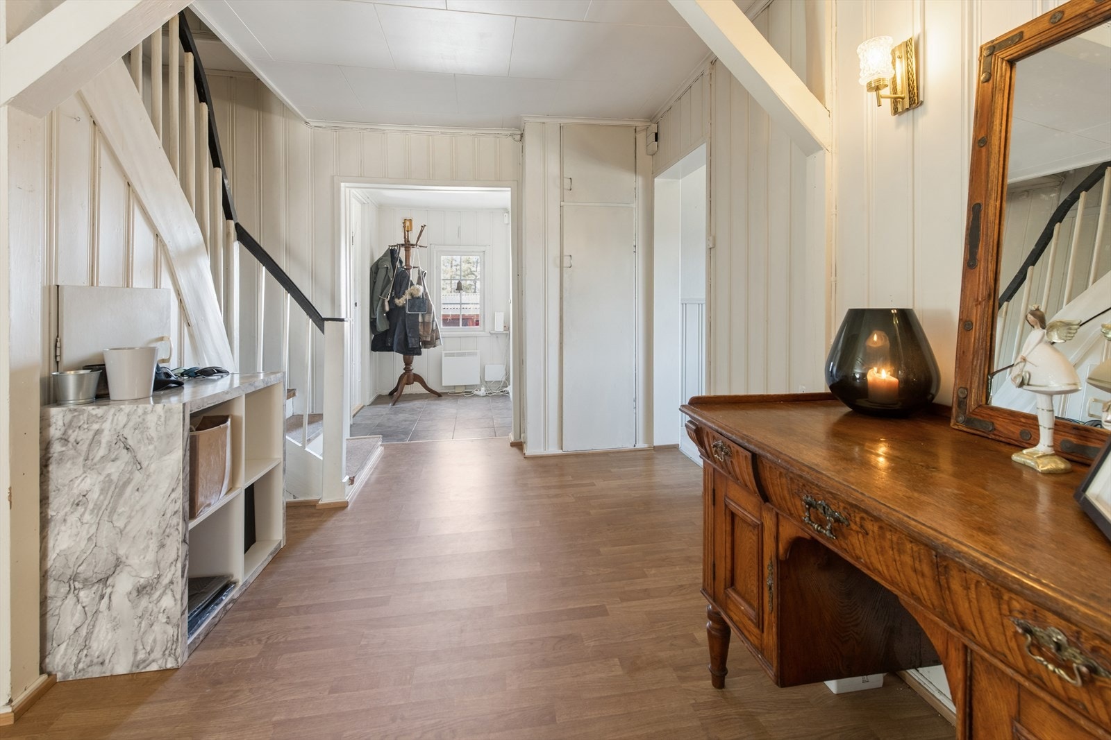 Vindfang med plassbygget garderobe i forkant av hallen/trappegangen. Galleribilde