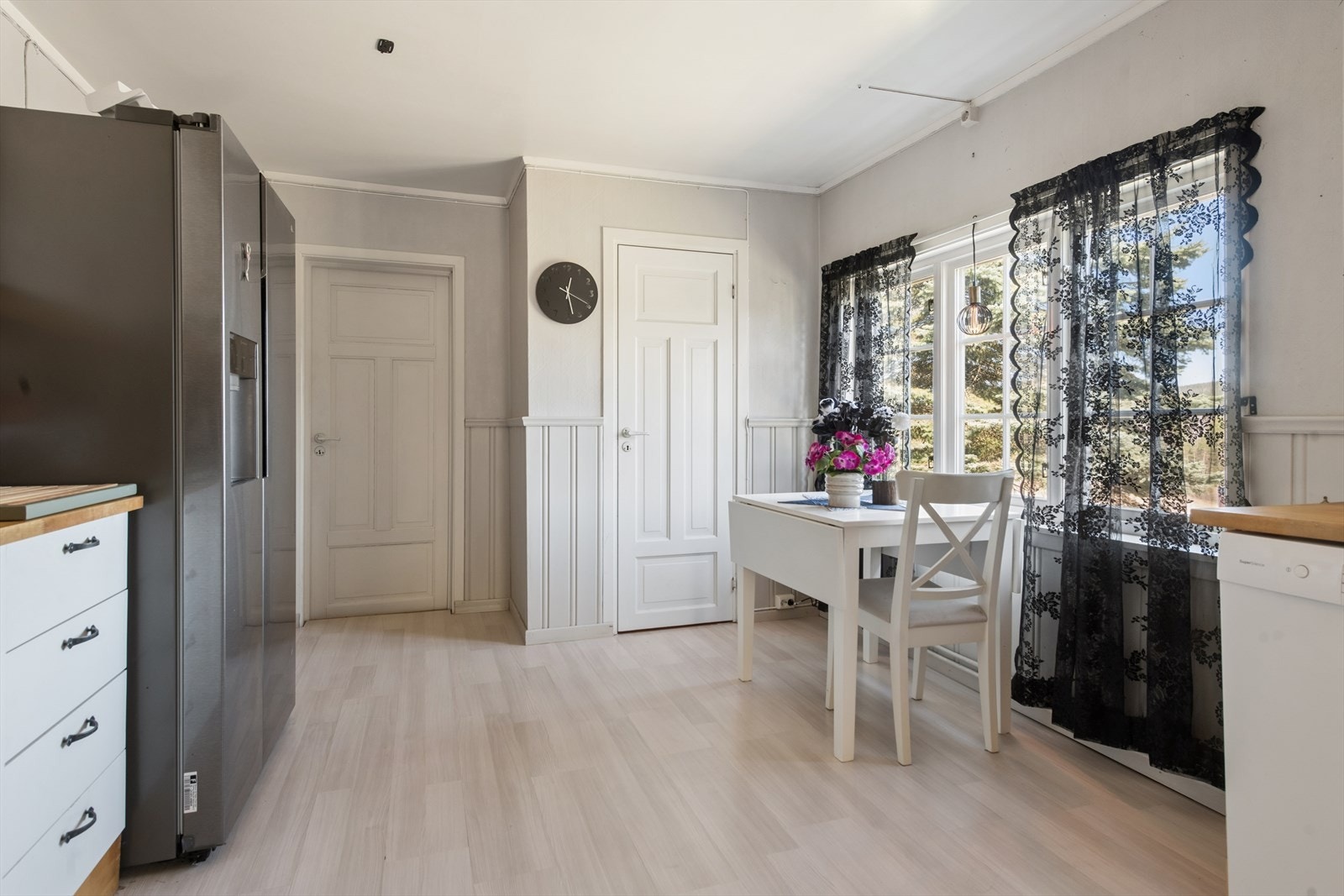 God plass til spisebord på kjøkkenet, med landlig og idyllisk utsikt gjennom vinduet. Kott inn døren til venstre og vaskerom/bad inn døren til venstre. Galleribilde