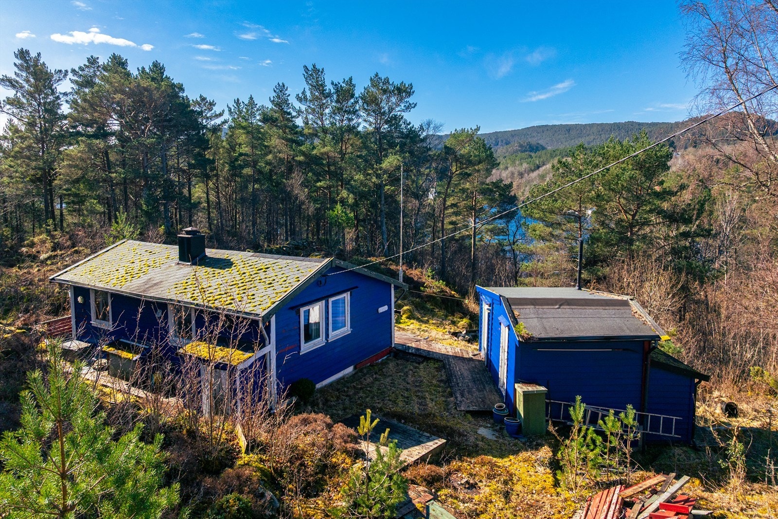 Hytten har en landlig beliggenhet i Vernøyvegen på Reksteren. Gode solforhold på eiendommen. Utsikt over nærområdet. Galleribilde