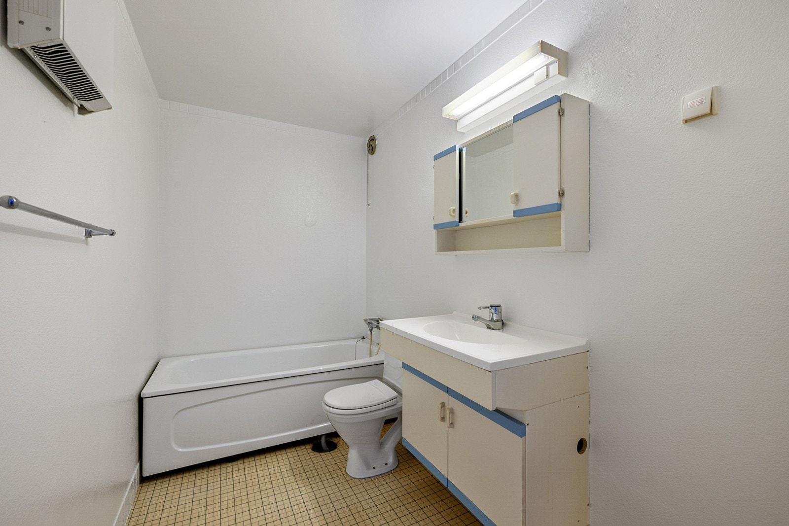 Bad med gulvbelegg på gulv og malte, glatte flater på veggene. Badekar med dusjløsning på vegg og det er opplegg for vaskemaskin. Galleribilde