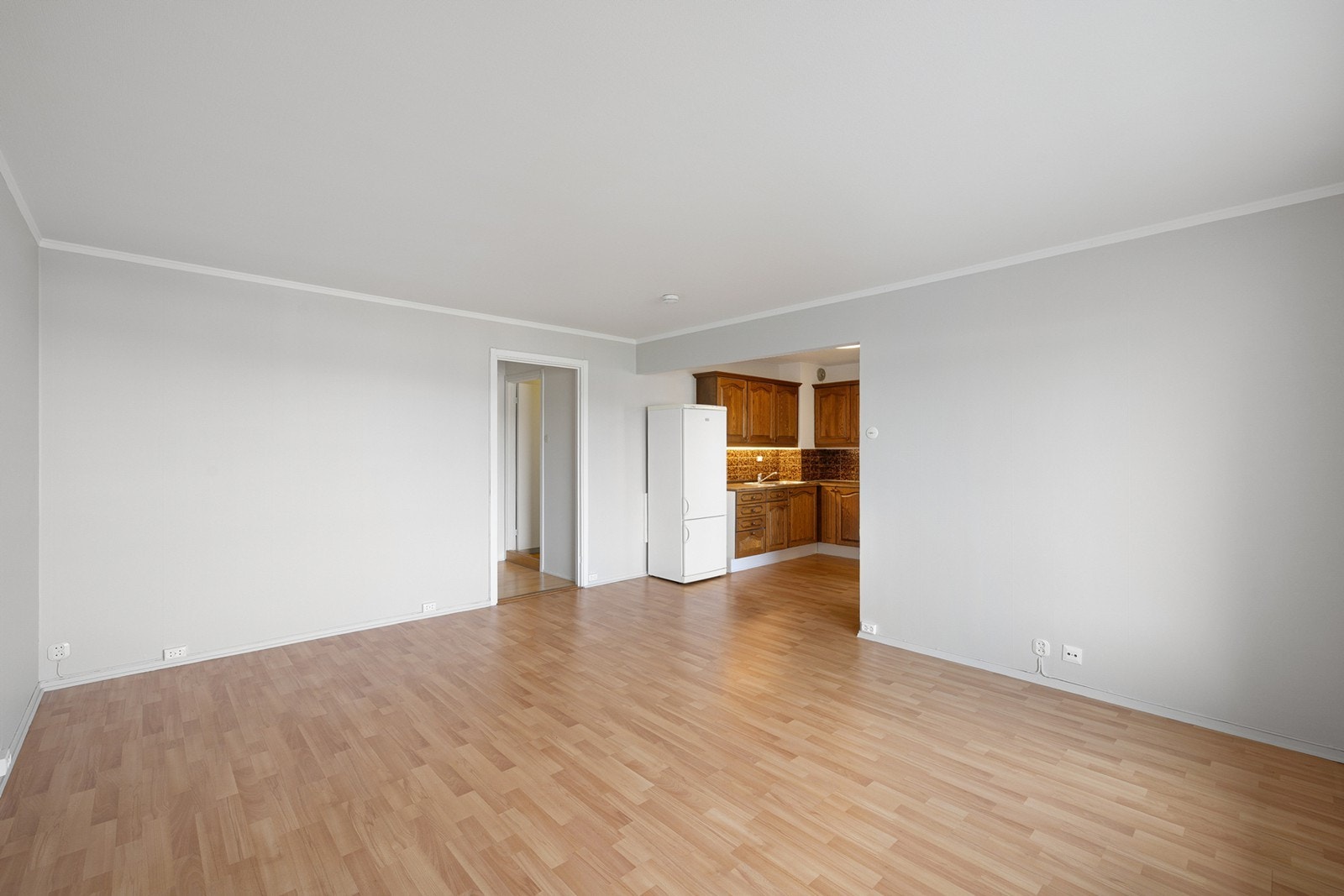 Stuen har god plass til både sofagruppe og spiseplass, med fleksible møbleringsmuligheter. Galleribilde
