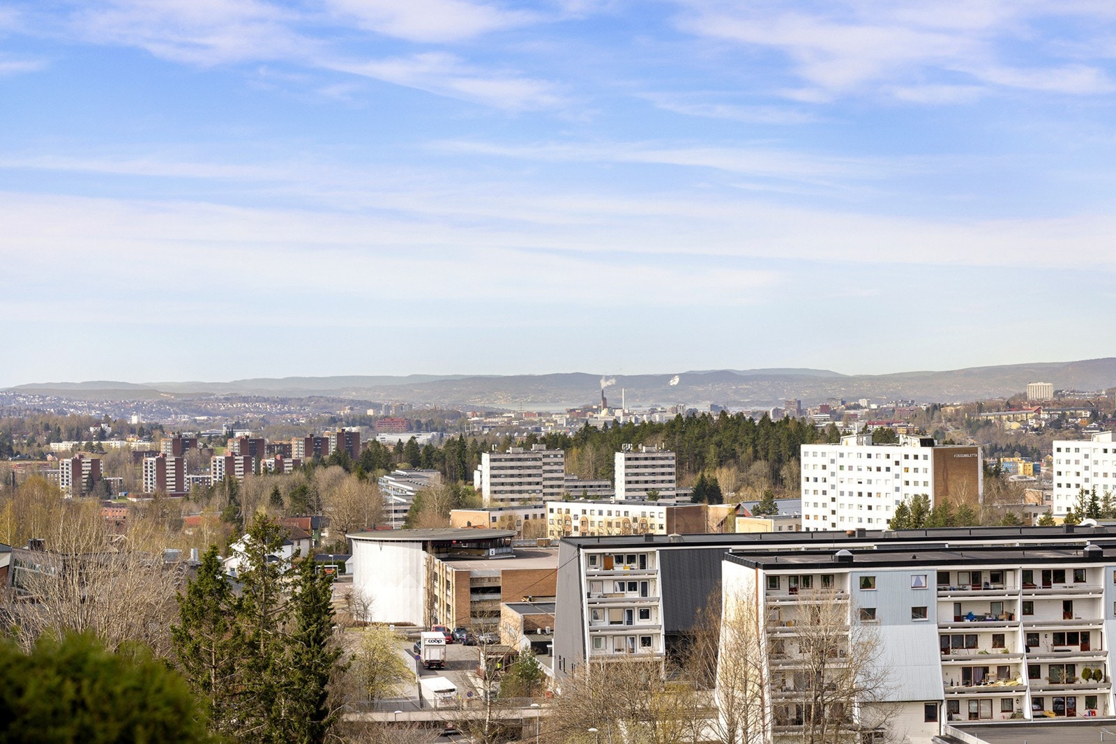 Nydelig utsikt fra terrassen med vidstrakt panorama over nærområdet. Galleribilde