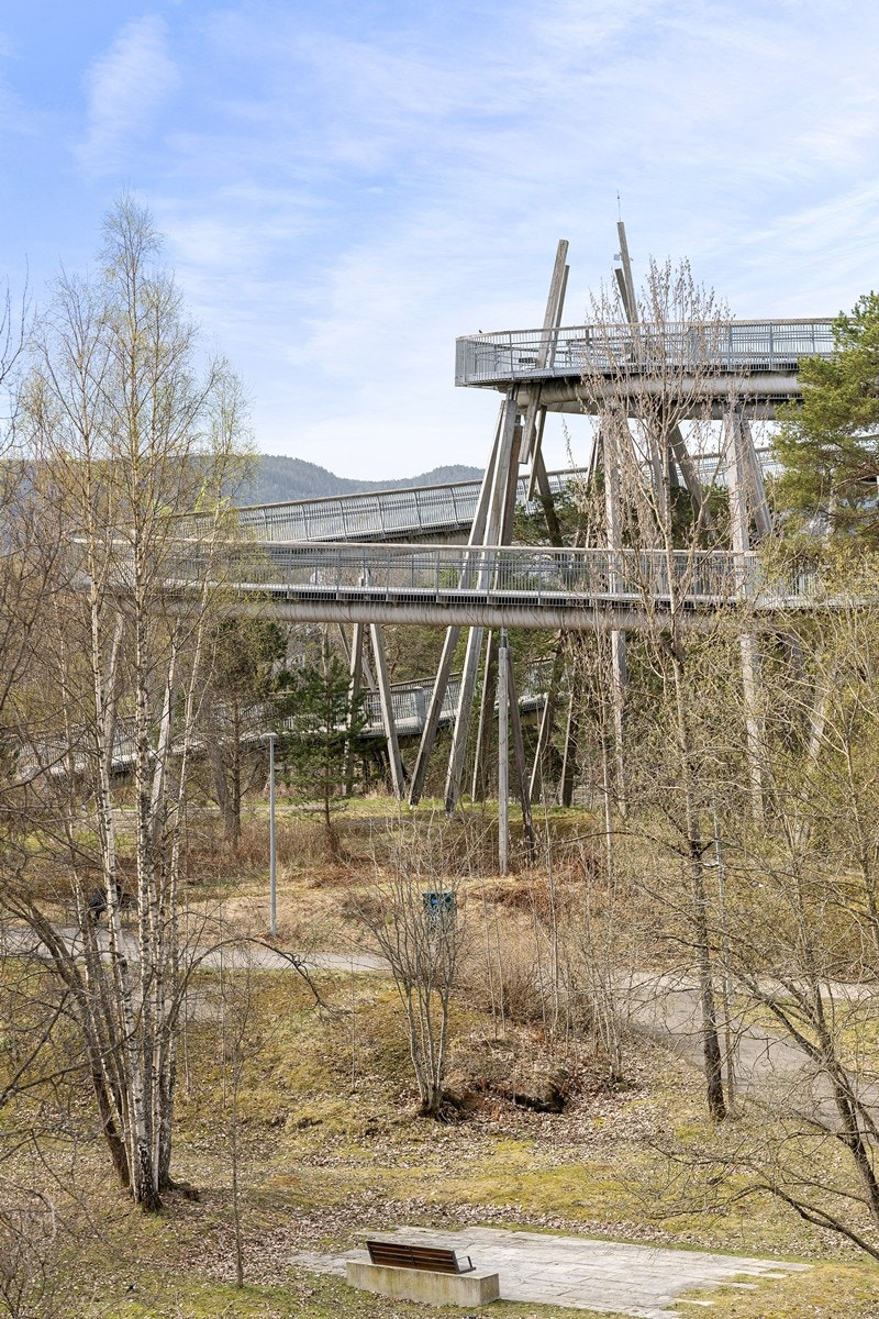 Stovnertårnet er en 260 meter lang gangbane som slynger seg 15 meter opp mellom trærne. Fra tårnet er det fantastisk utsikt over Oslo. På kveldstid er tårnet pyntet med vakker belysning. Galleribilde