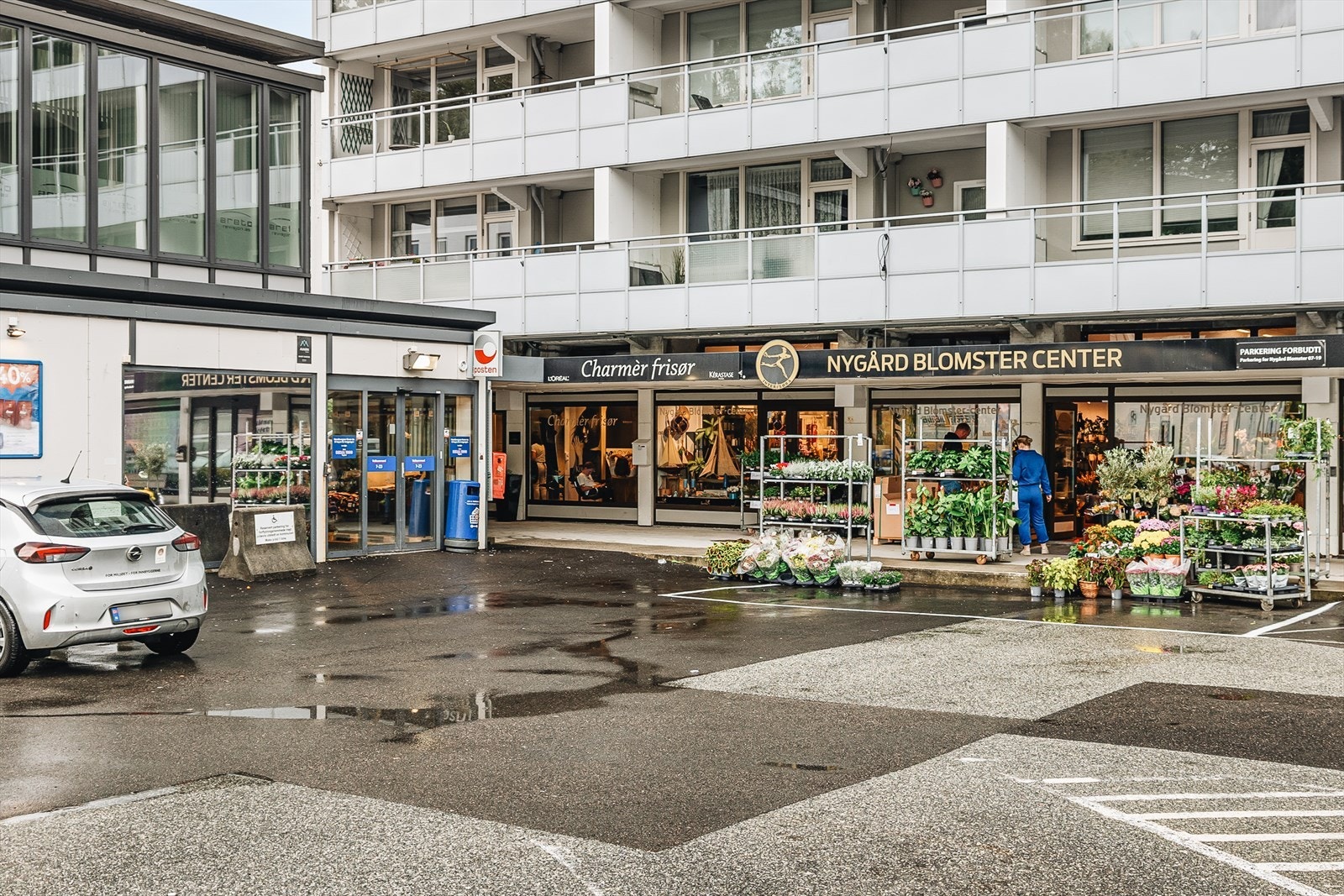Like over gaten ligger nærmeste dagligvarebutikk, sammen med frisør og blomsterhandler. Galleribilde