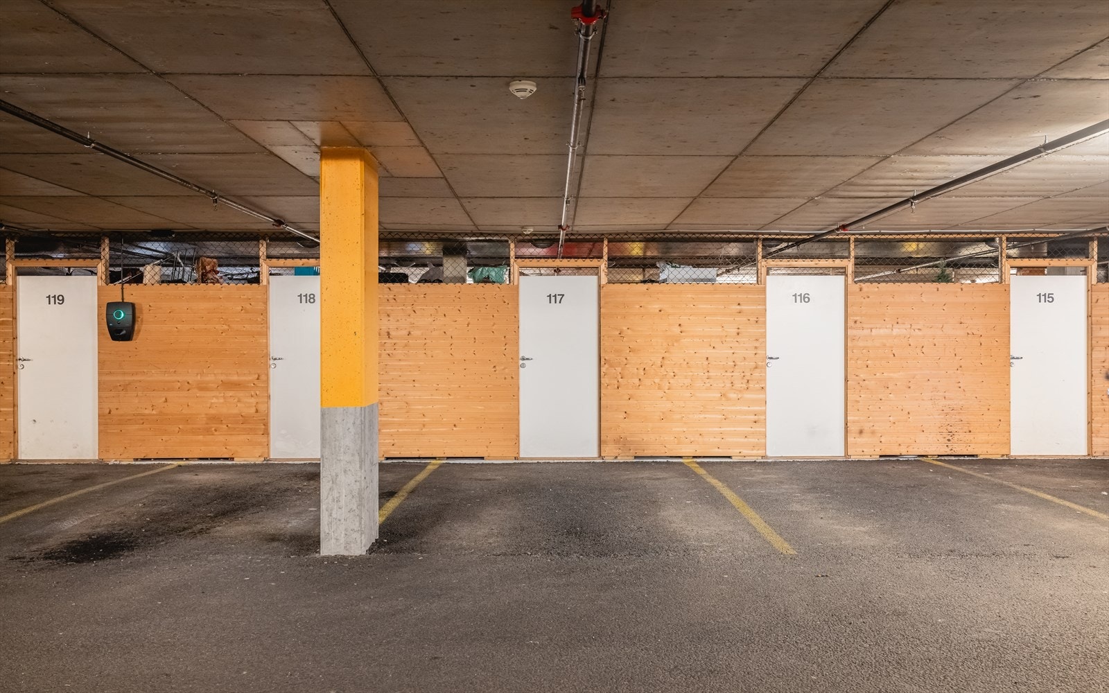 Fast plass i felles garasjeanlegg og ekstern bod følger andelen. Heisadkomst fra garasjen til leilighetsplanet. Galleribilde